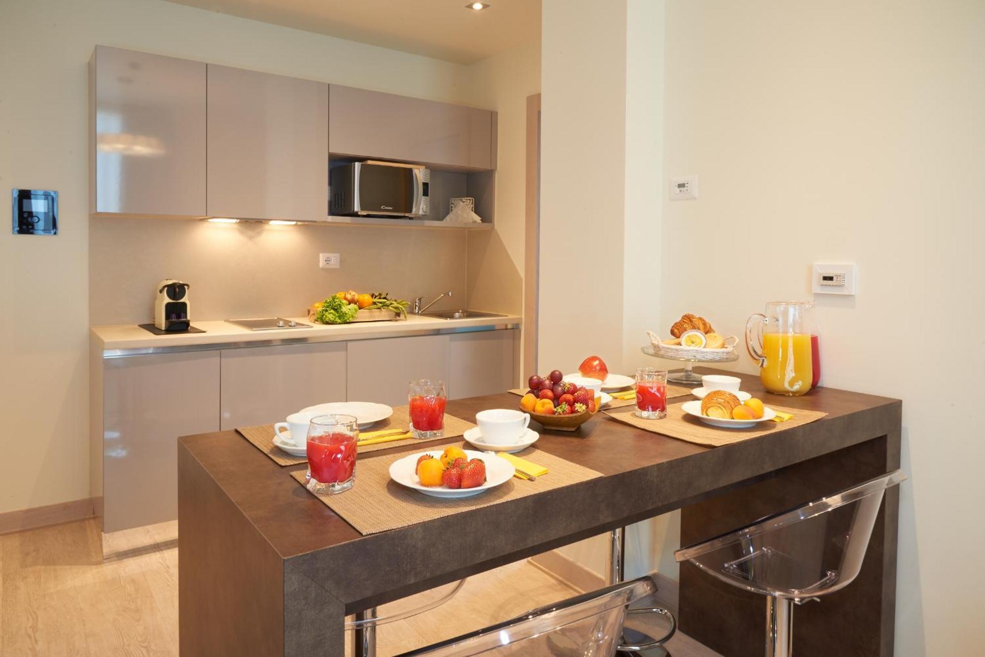 One-Bedroom Apartment Kitchen & Pool Access