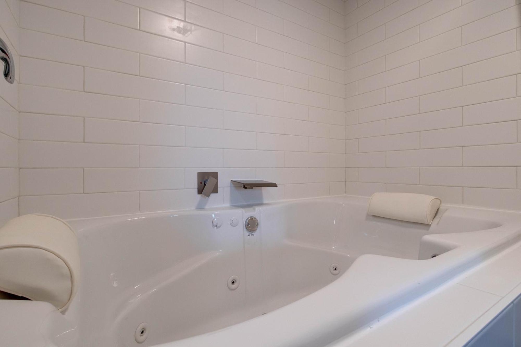 One bedroom Queen Suite Spa