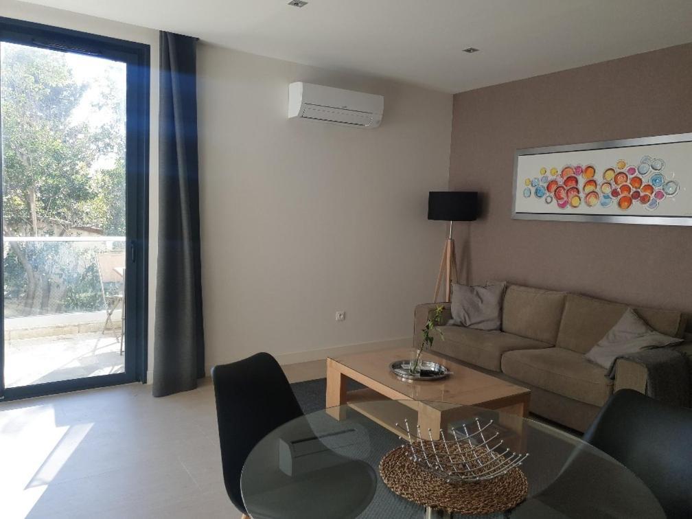 One-Bedroom Apartment Terrace,1588280159:JPEG