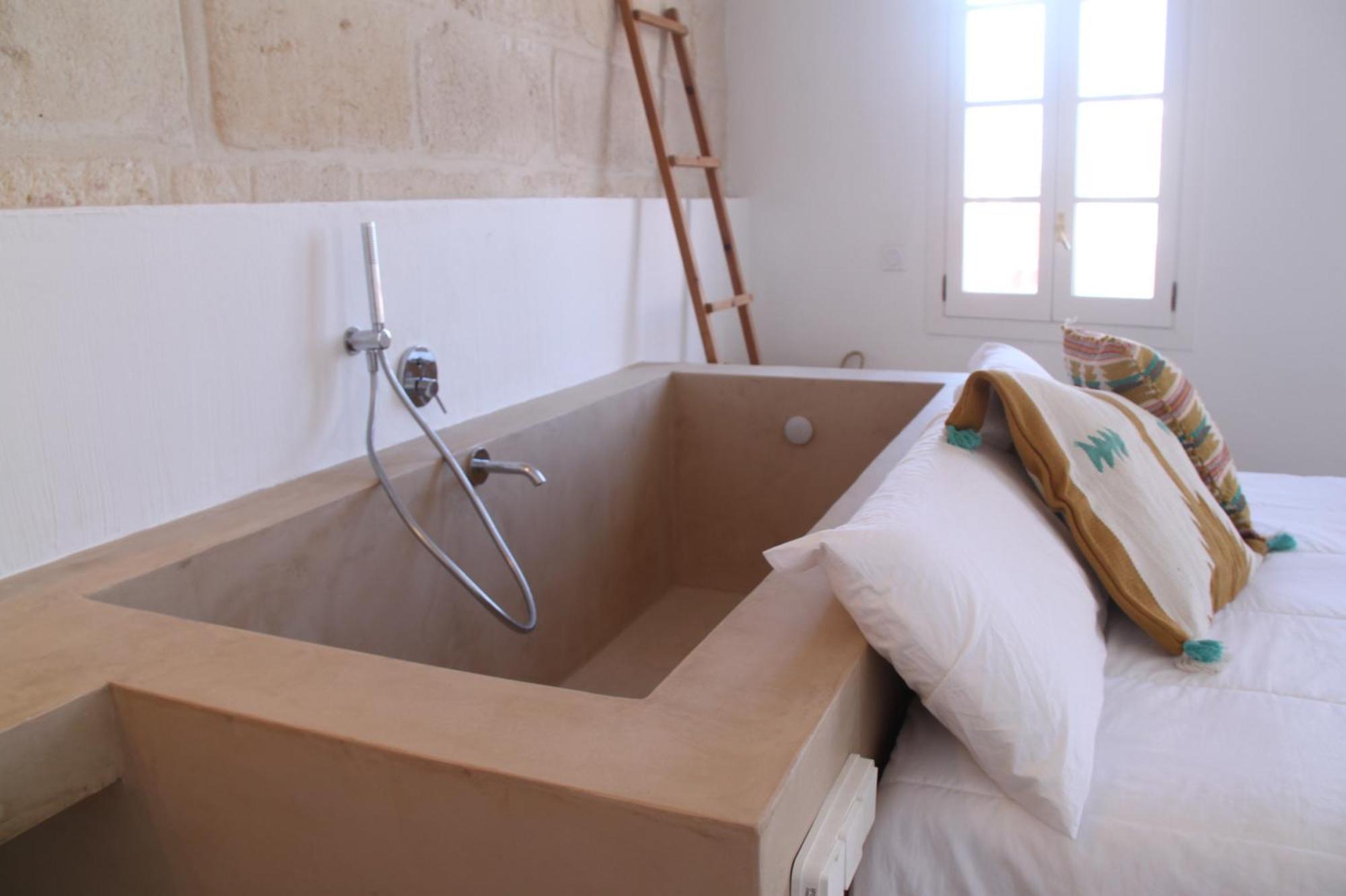 Deluxe Double Room Bath