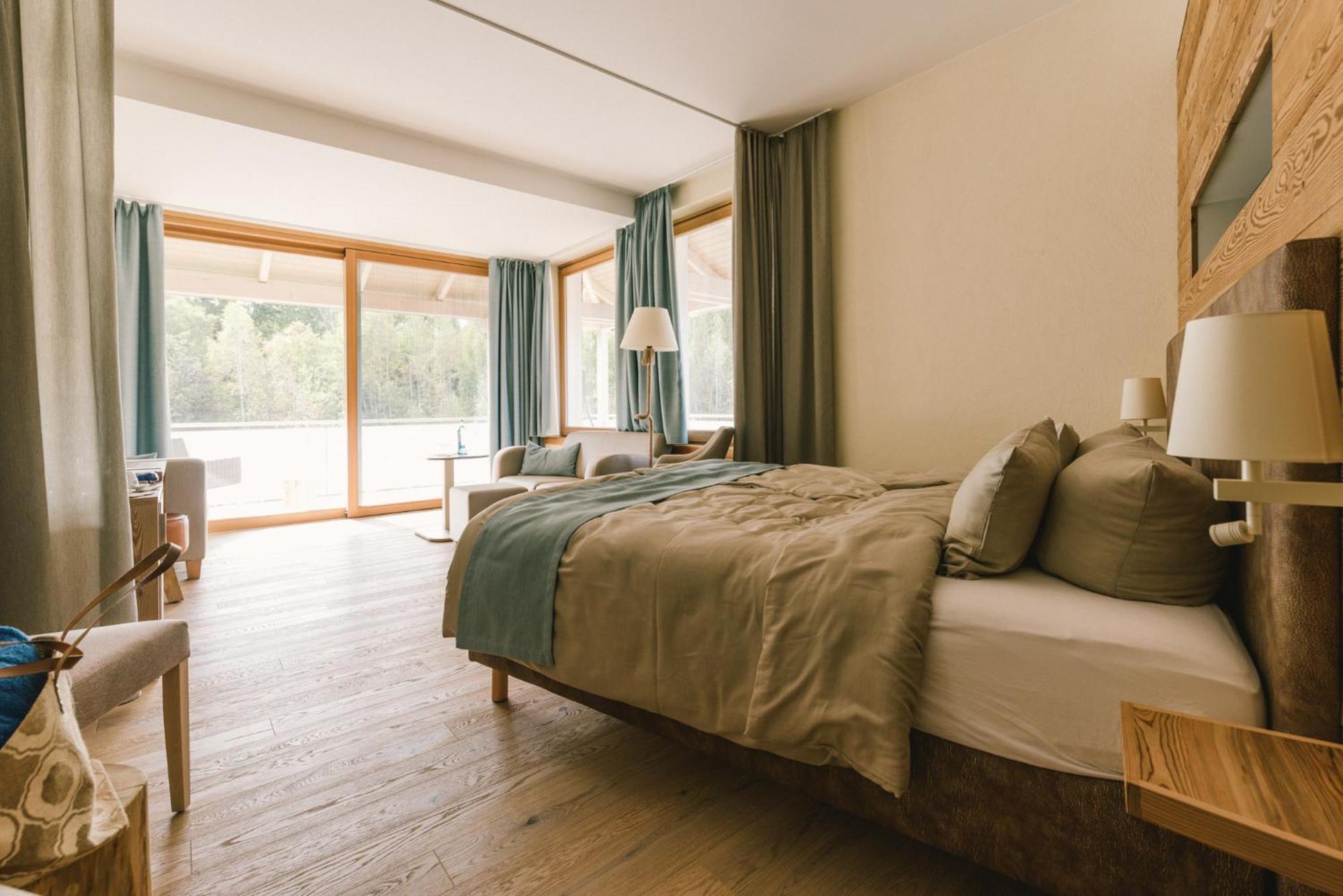 Large Double Room Balcony Side Lake View