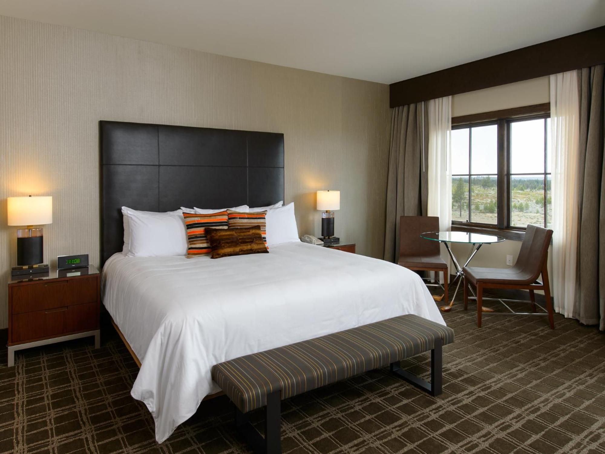 Deluxe Corner King Room Southern View