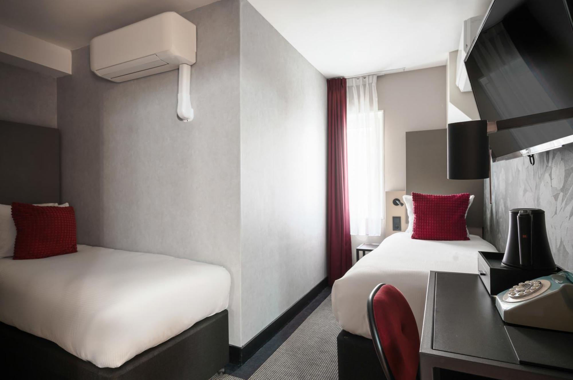 Souterrain Twin Room Below Street Level Limited View no lift access