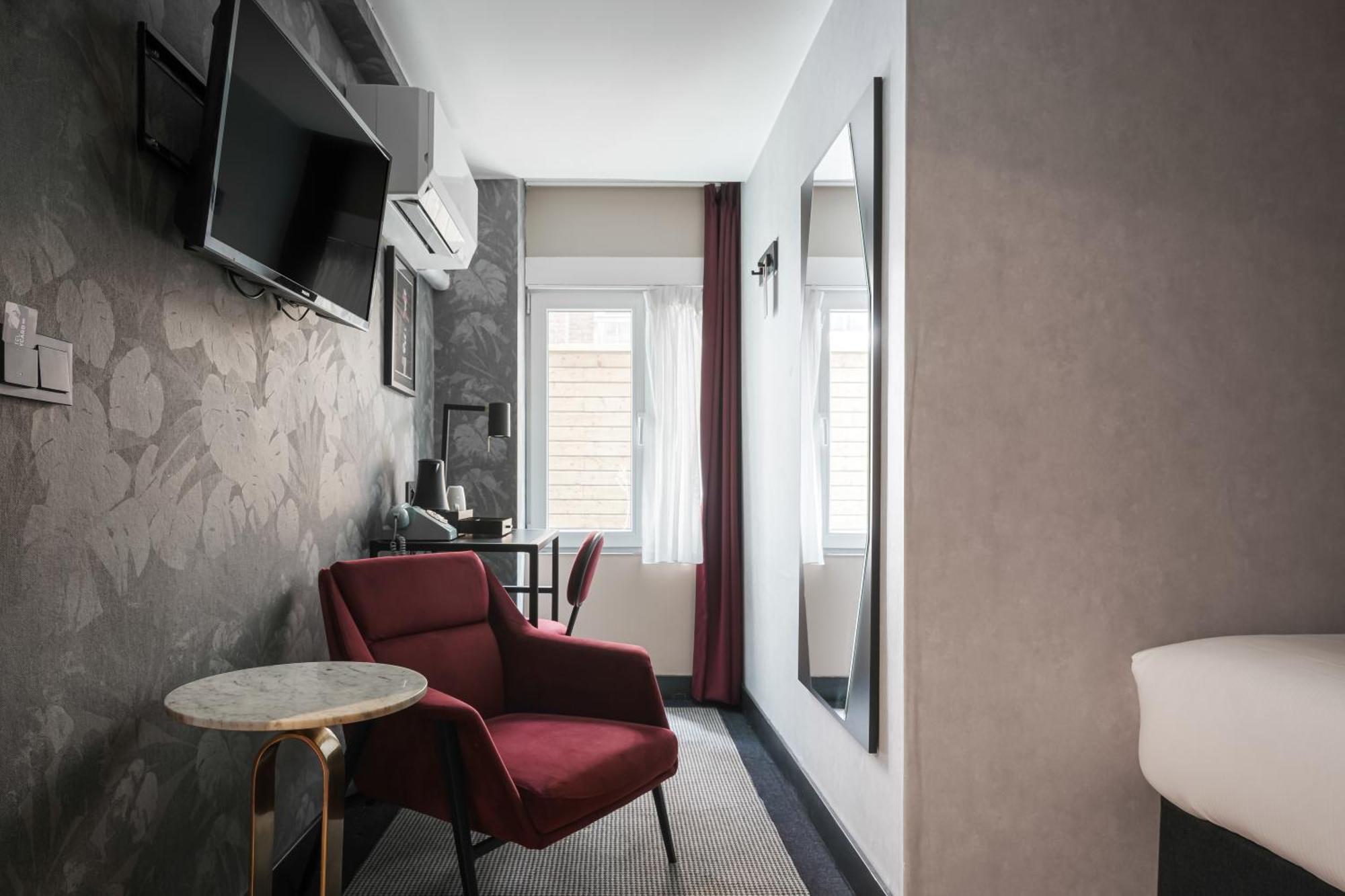 Souterrain Twin Room Below Street Level Limited View no lift access