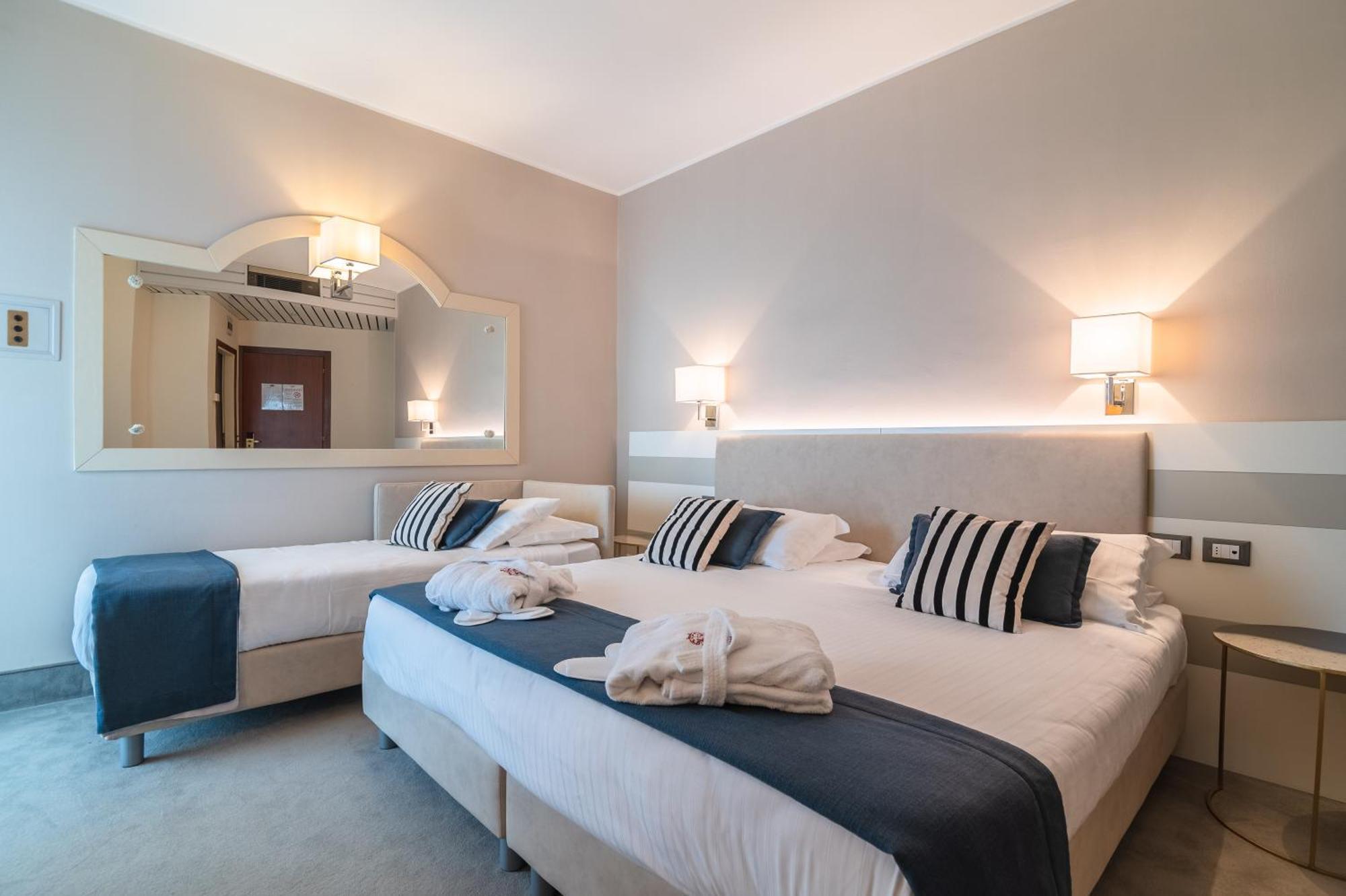 Comfort Doppel- oder Zweibettzimmer mit Balkon und seitlichem Meerblick