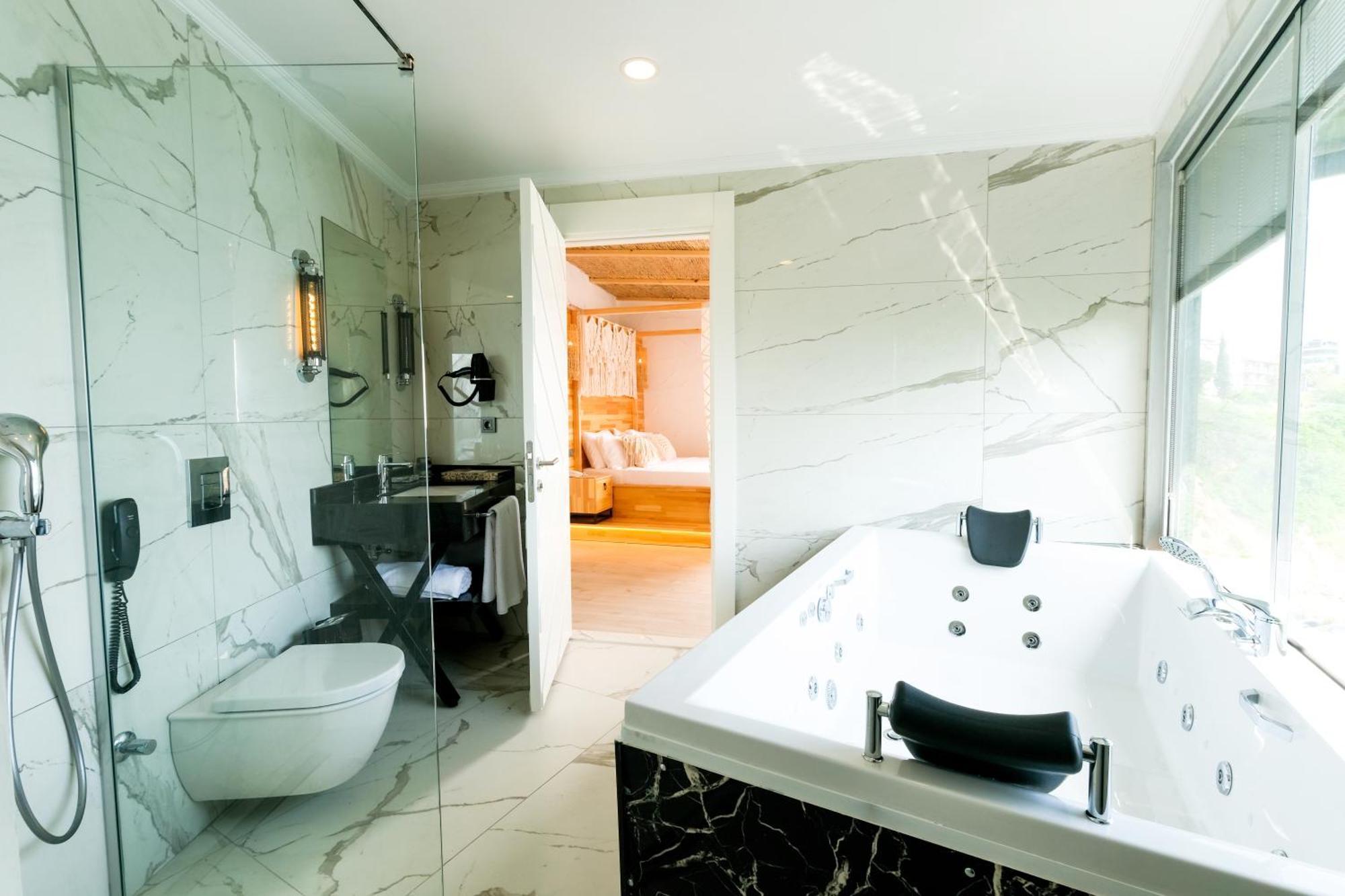 Deluxe Suite Spa Bath