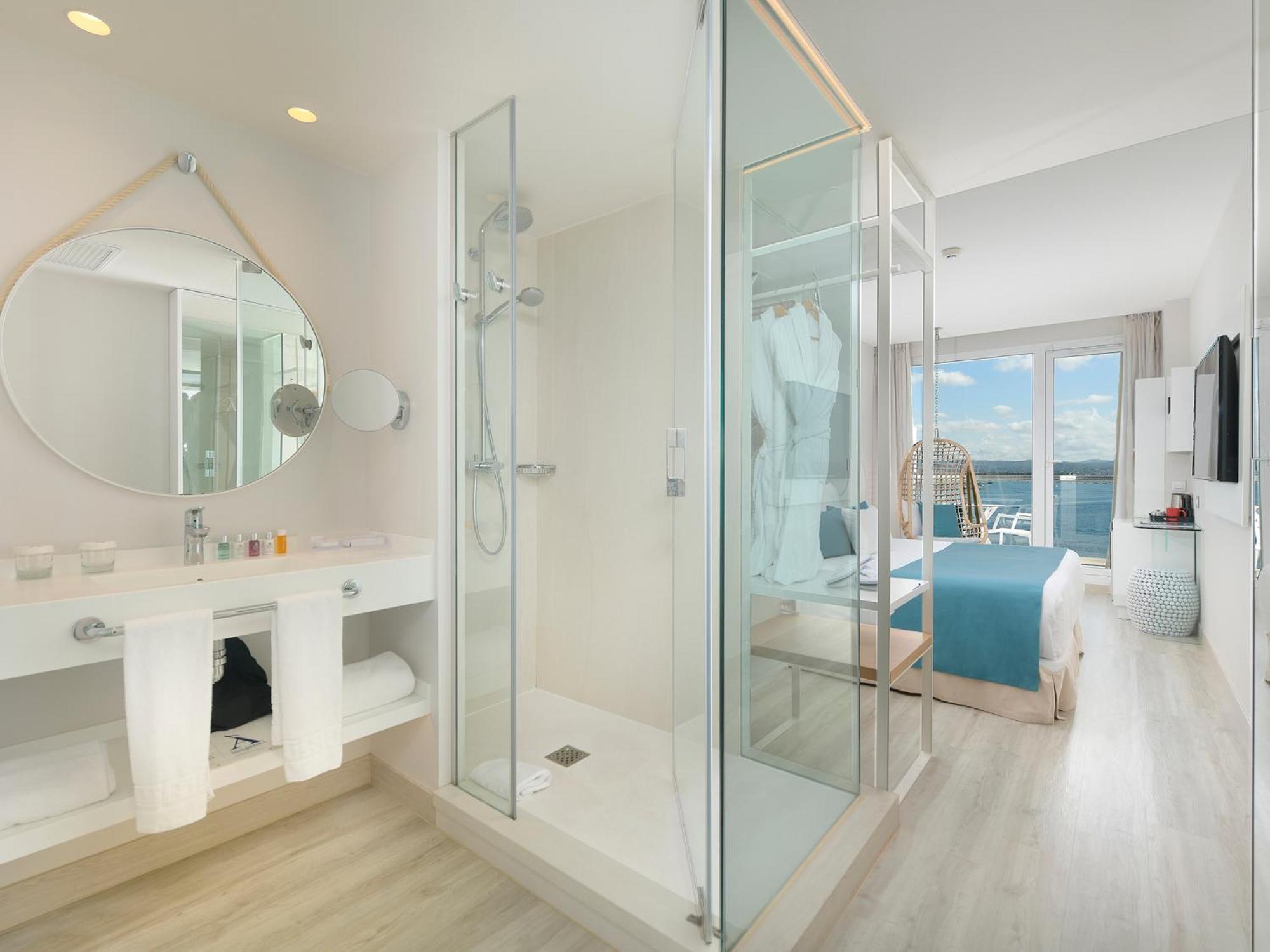 Deluxe Double or Twin Room Pool View The One Keep the secret
