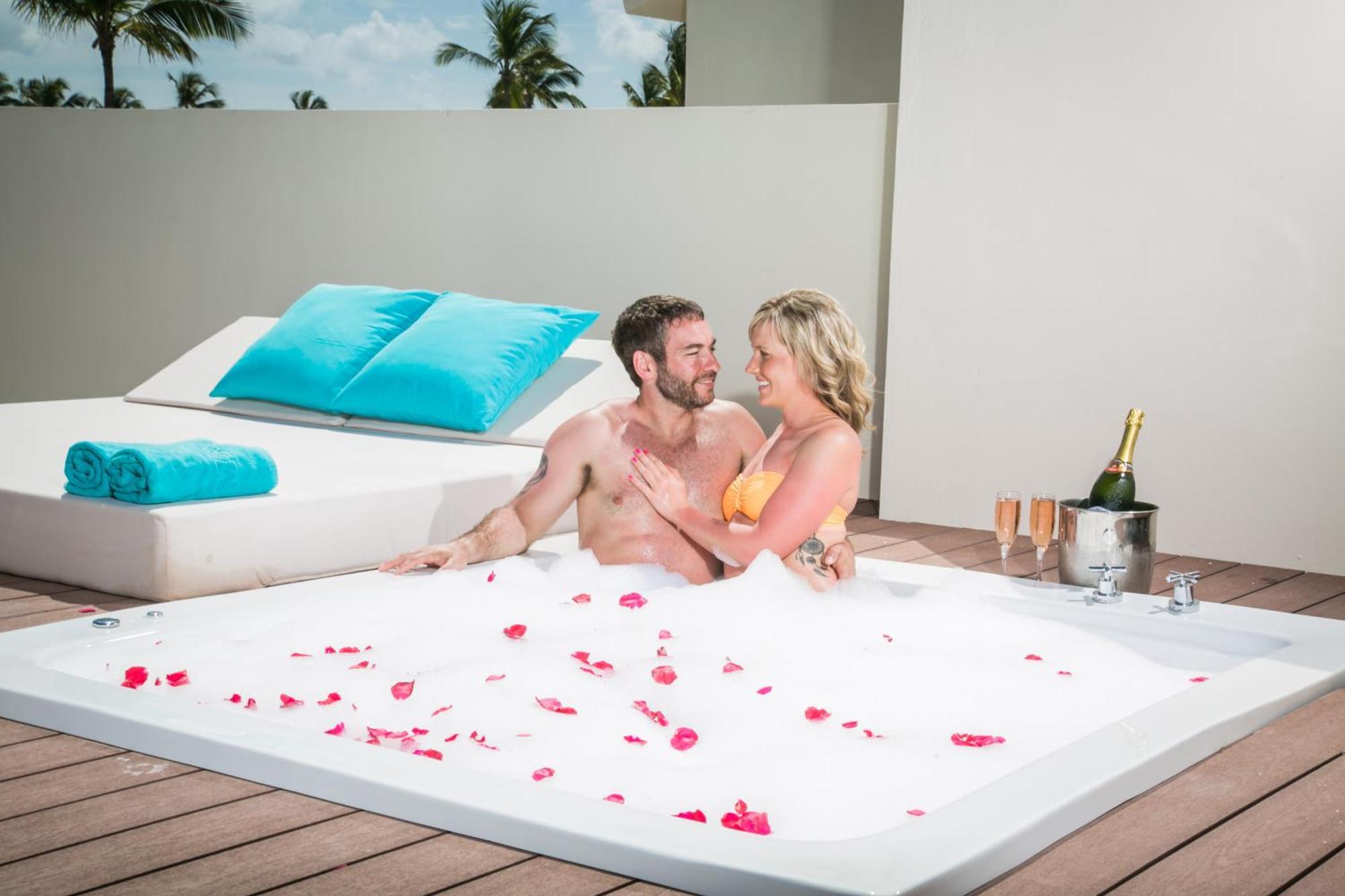 Sky View Suite (Roof Top with Outdoor Hot Tub )Free WiFi,535678557:JPEG