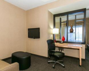King Suite Hearing Accessible or Non-Smoking