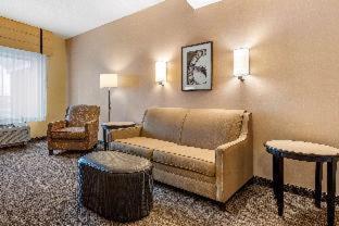 King Suite Hearing Accessible or Non-Smoking