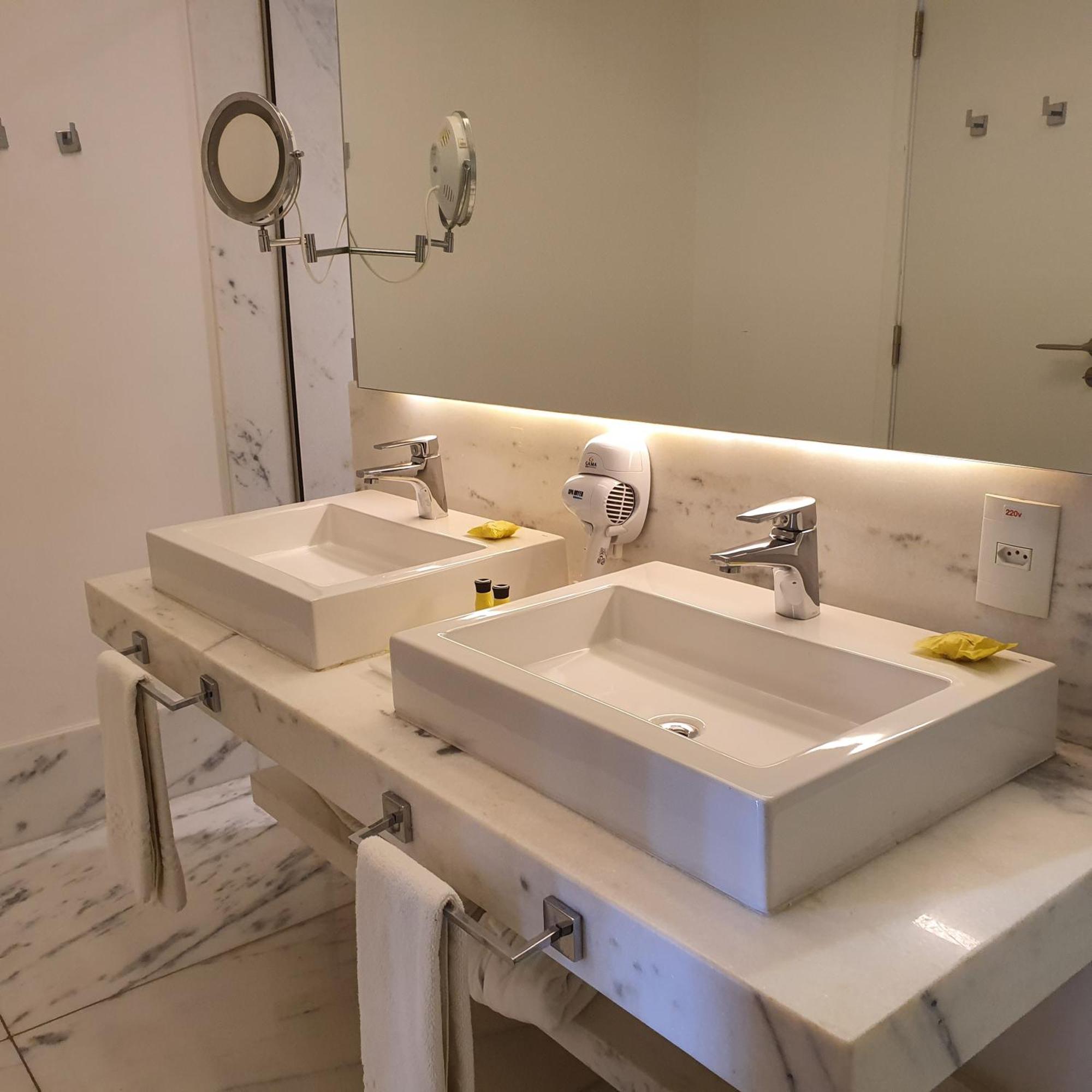 Quarto Deluxe com Cama King-size, Banheira de Hidromassagem e Varanda