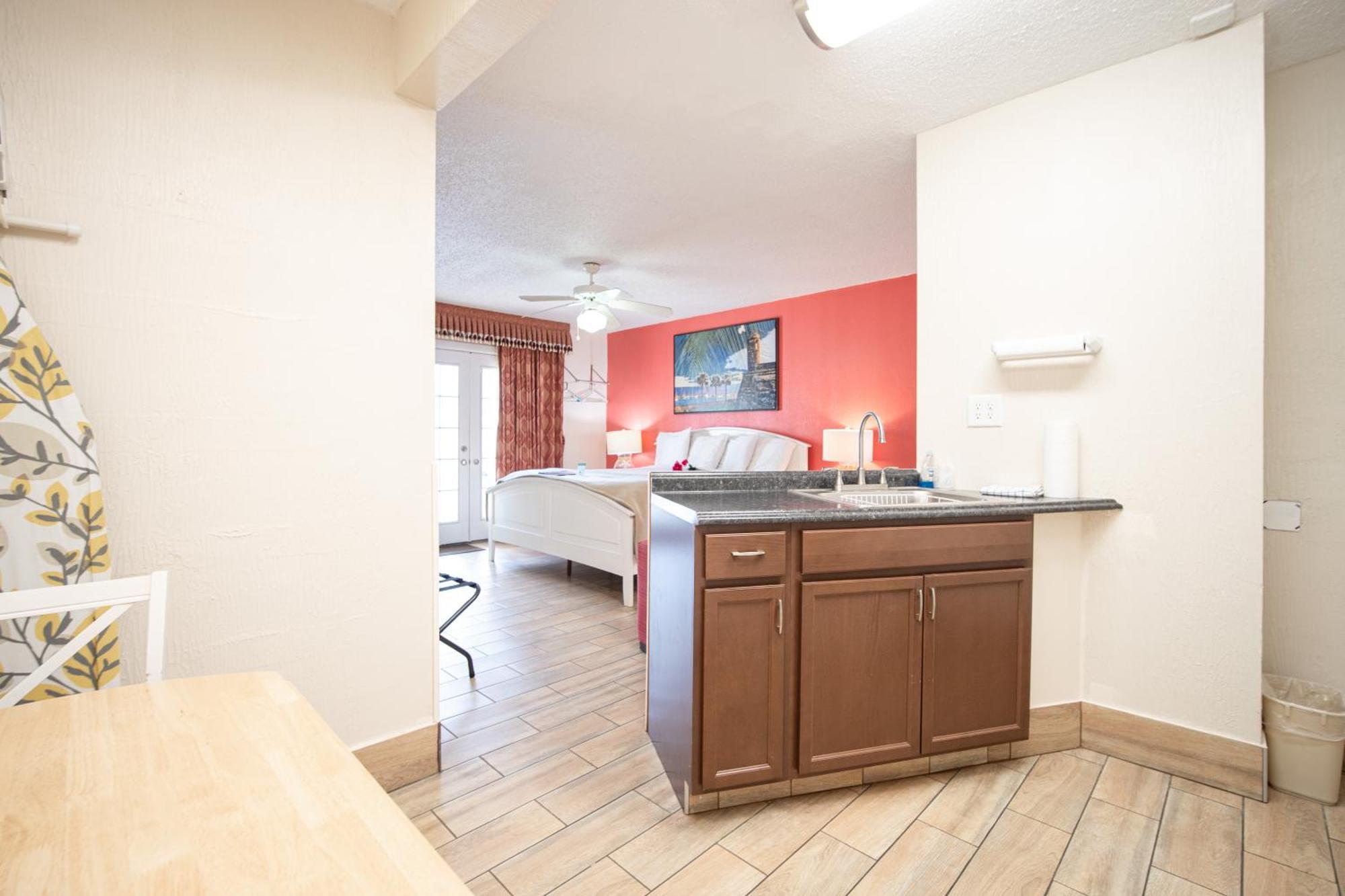 Deluxe King Studio Full Kitchen-Non Smoking