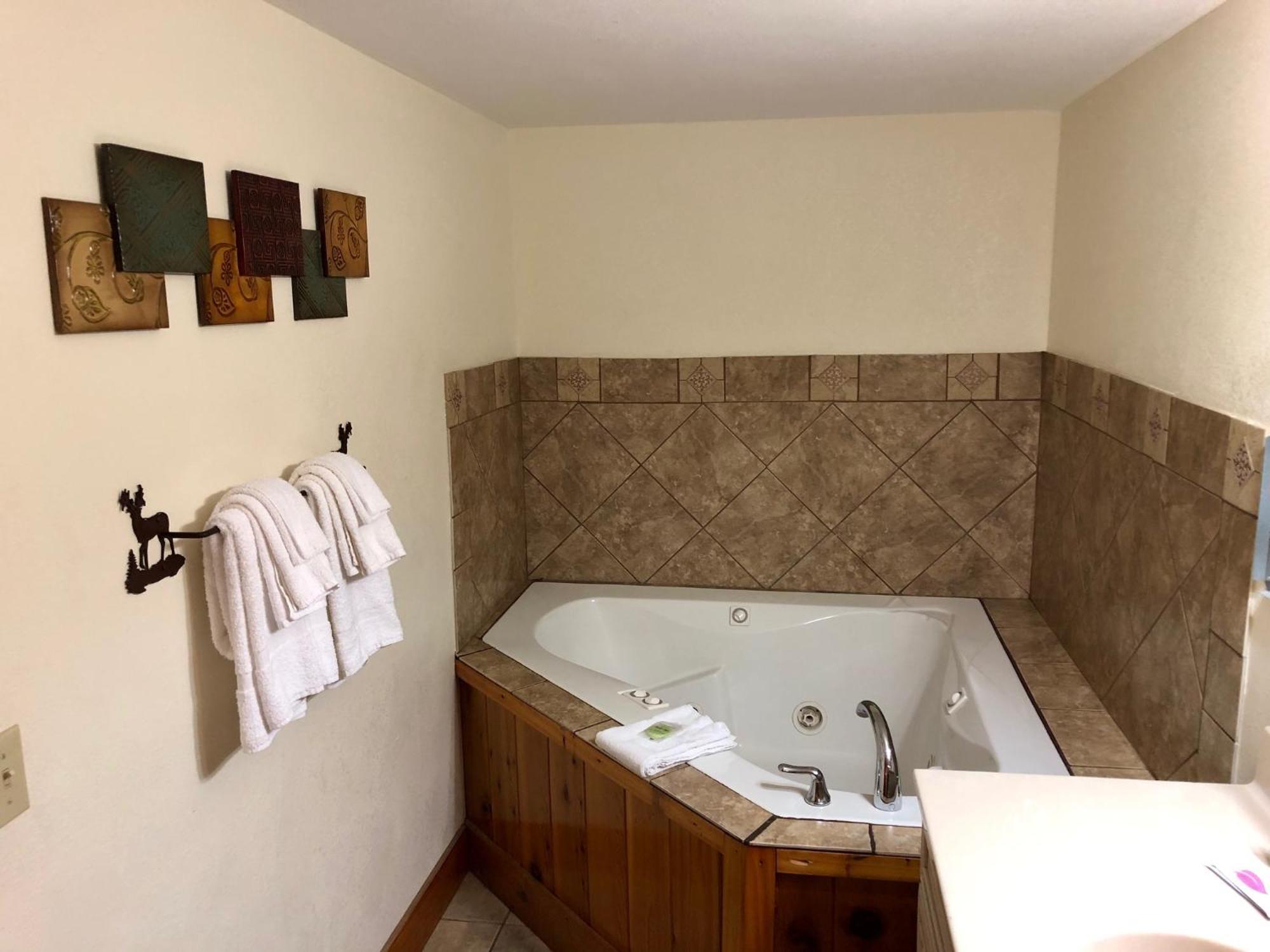 Deluxe Suite Spa Bath