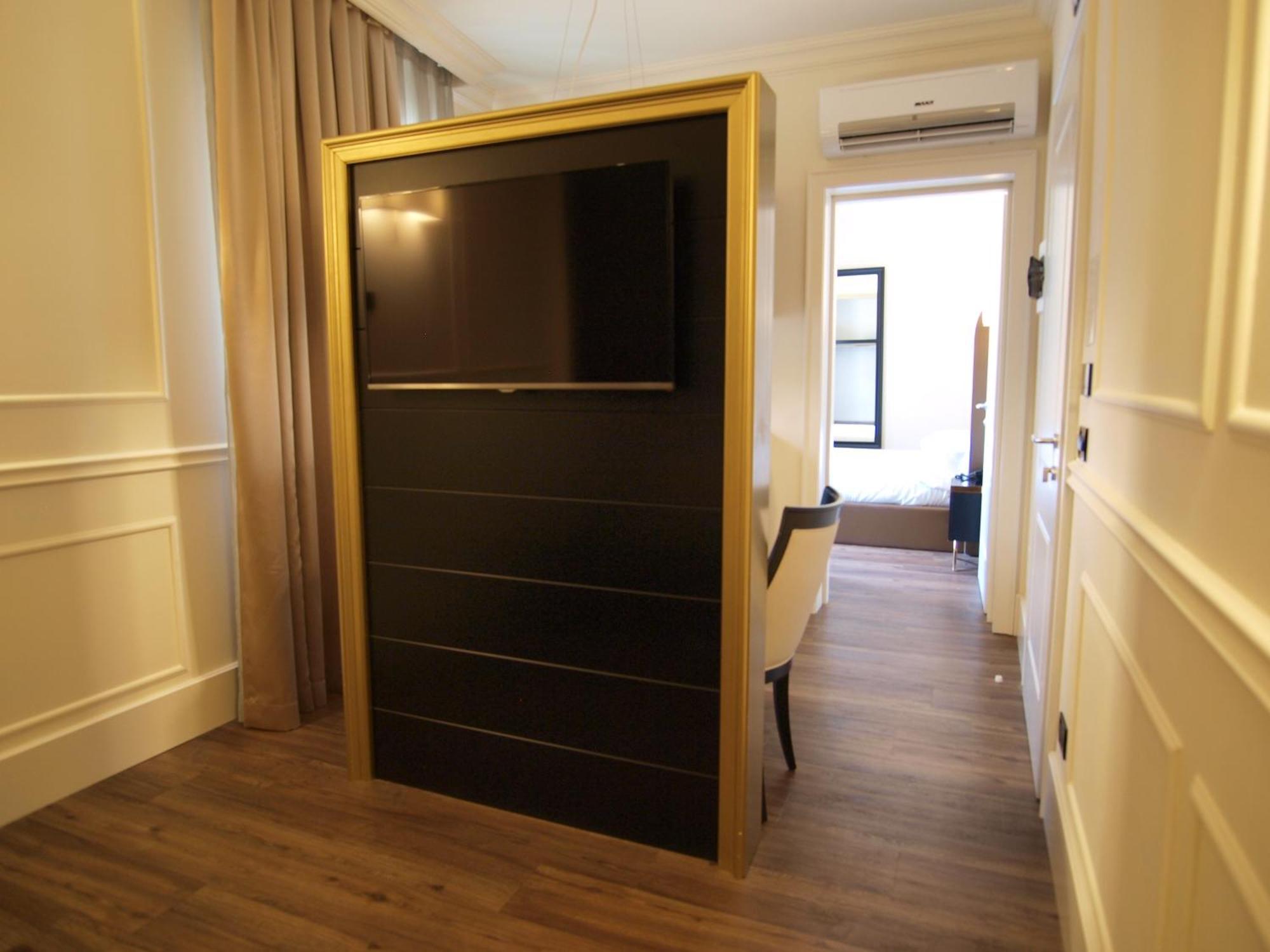 Deluxe One-Bedroom Apartment