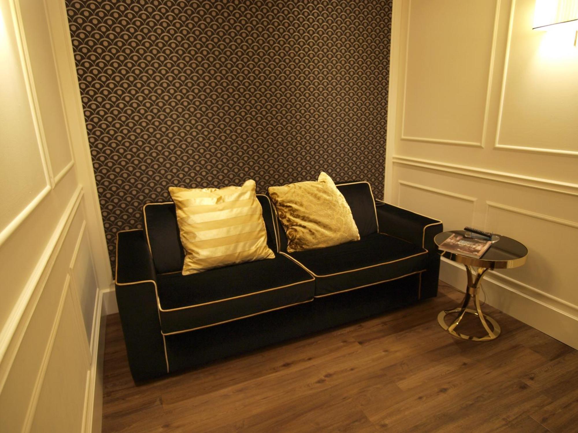 Deluxe One-Bedroom Apartment