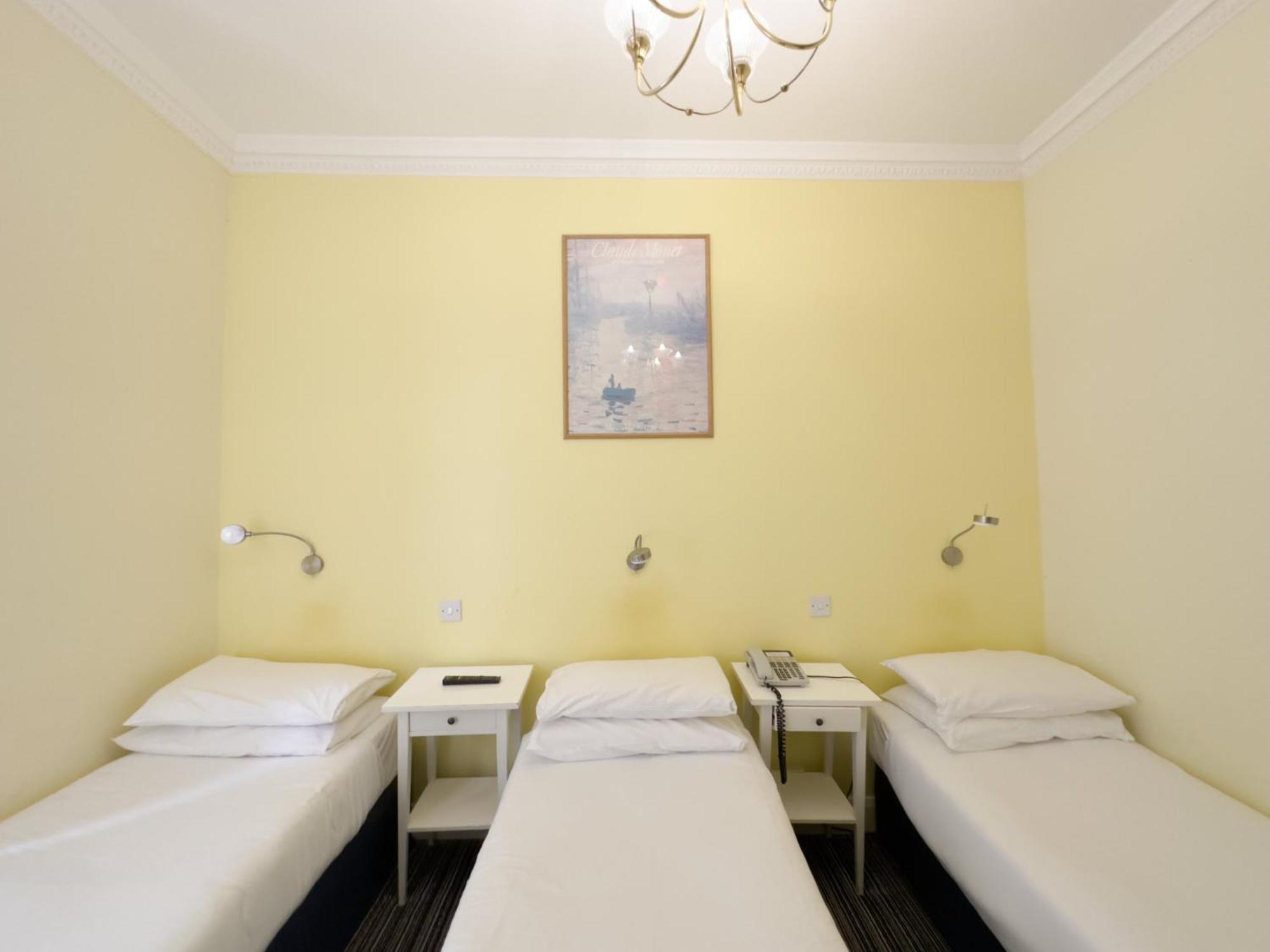 Quarto Triplo com Casa de Banho Privativa