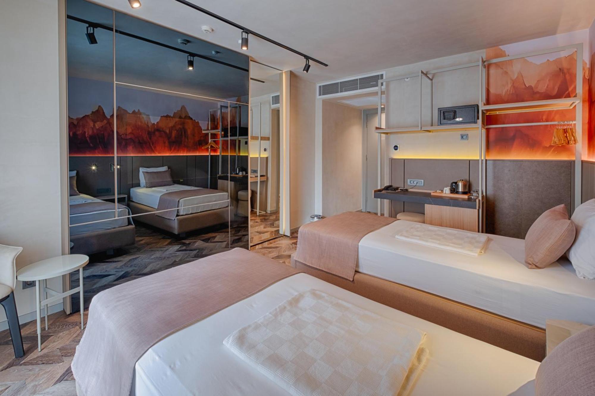 Tweepersoonskamer met Extra Bed en Gedeeltelijk Uitzicht op Zee (3 Volwassenen)