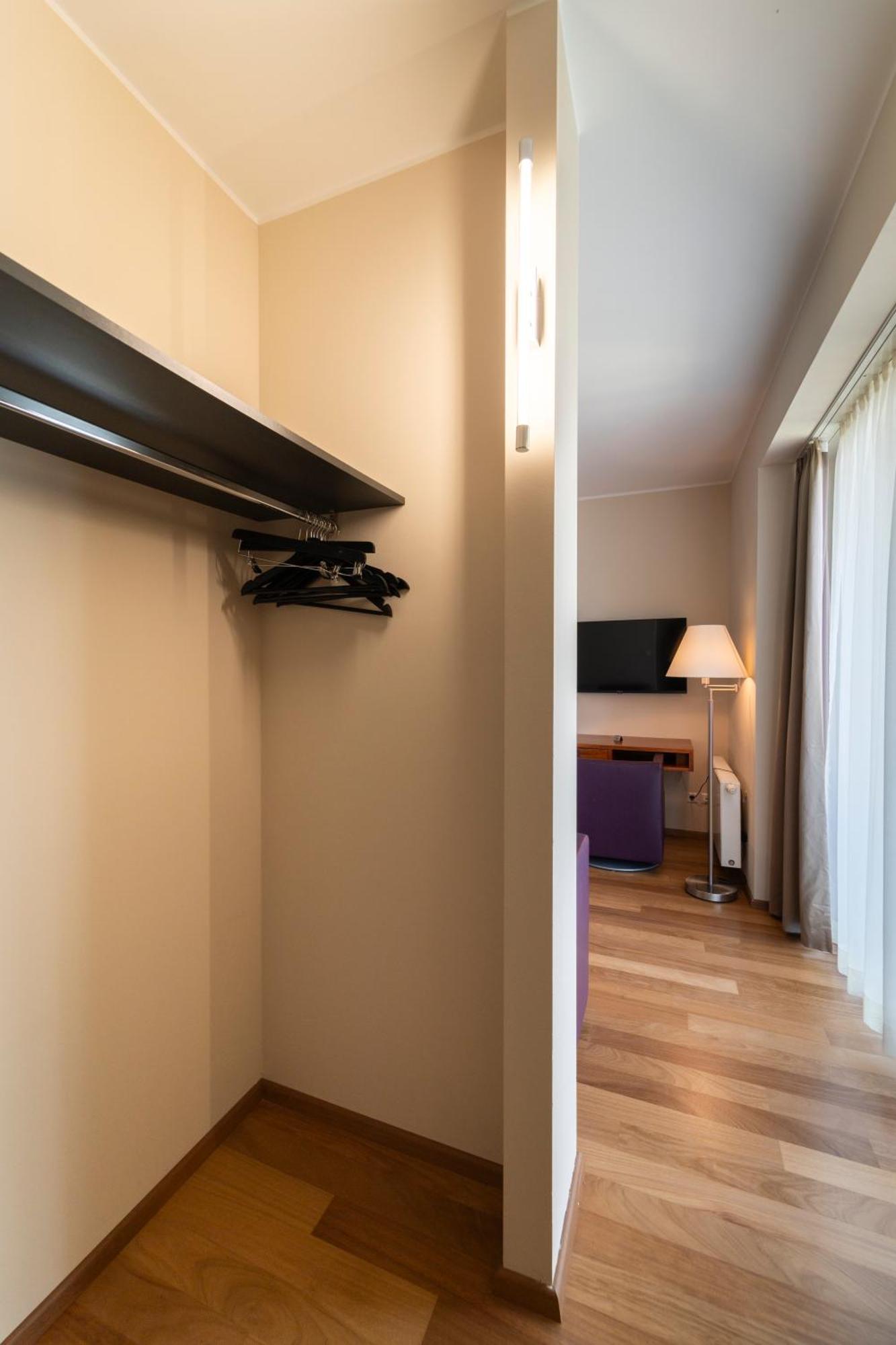 One-Bedroom Apartment Balcony,1590340788:JPEG