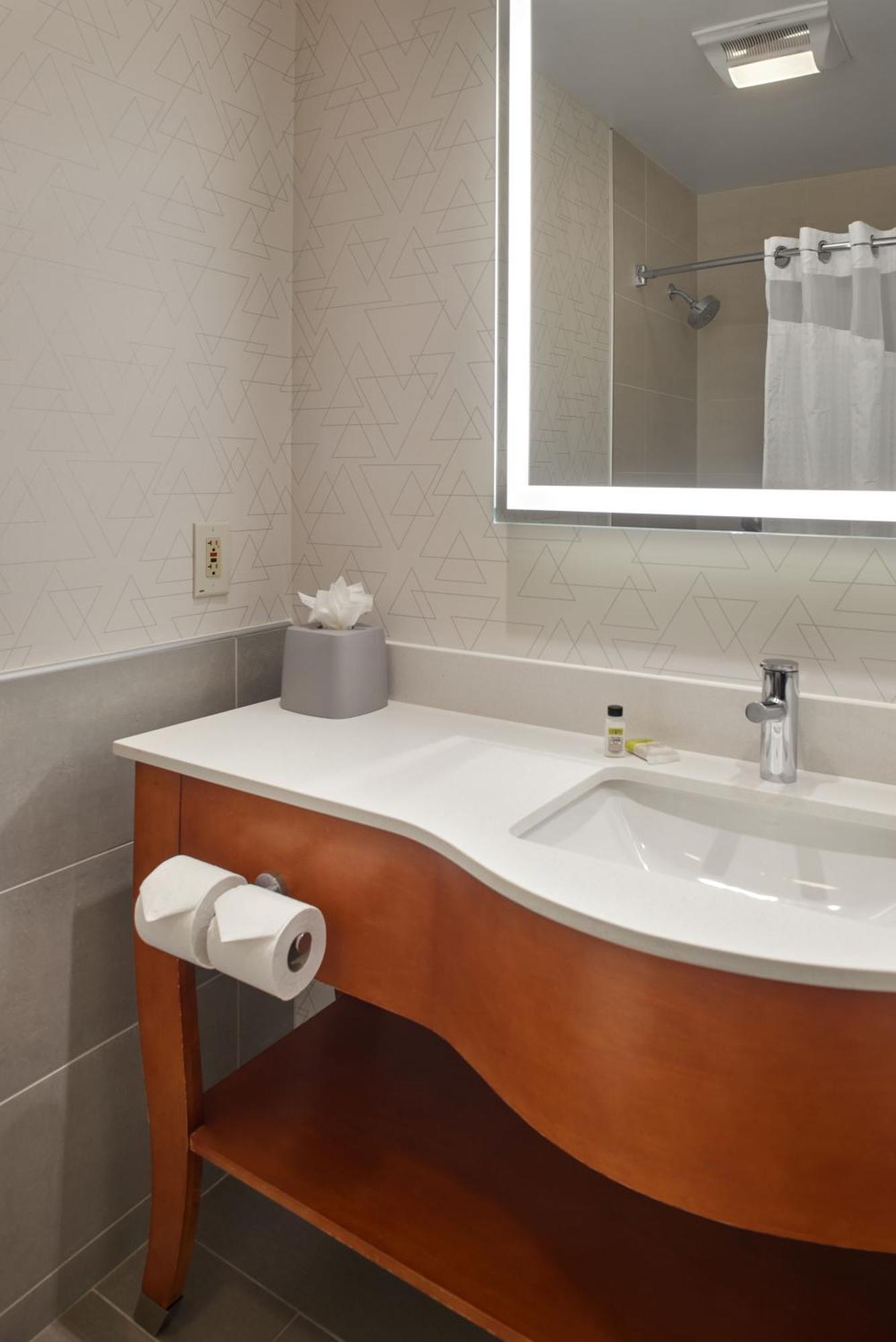 King Room Mobility Access Tub Non-Smoking,1706247574:JPEG