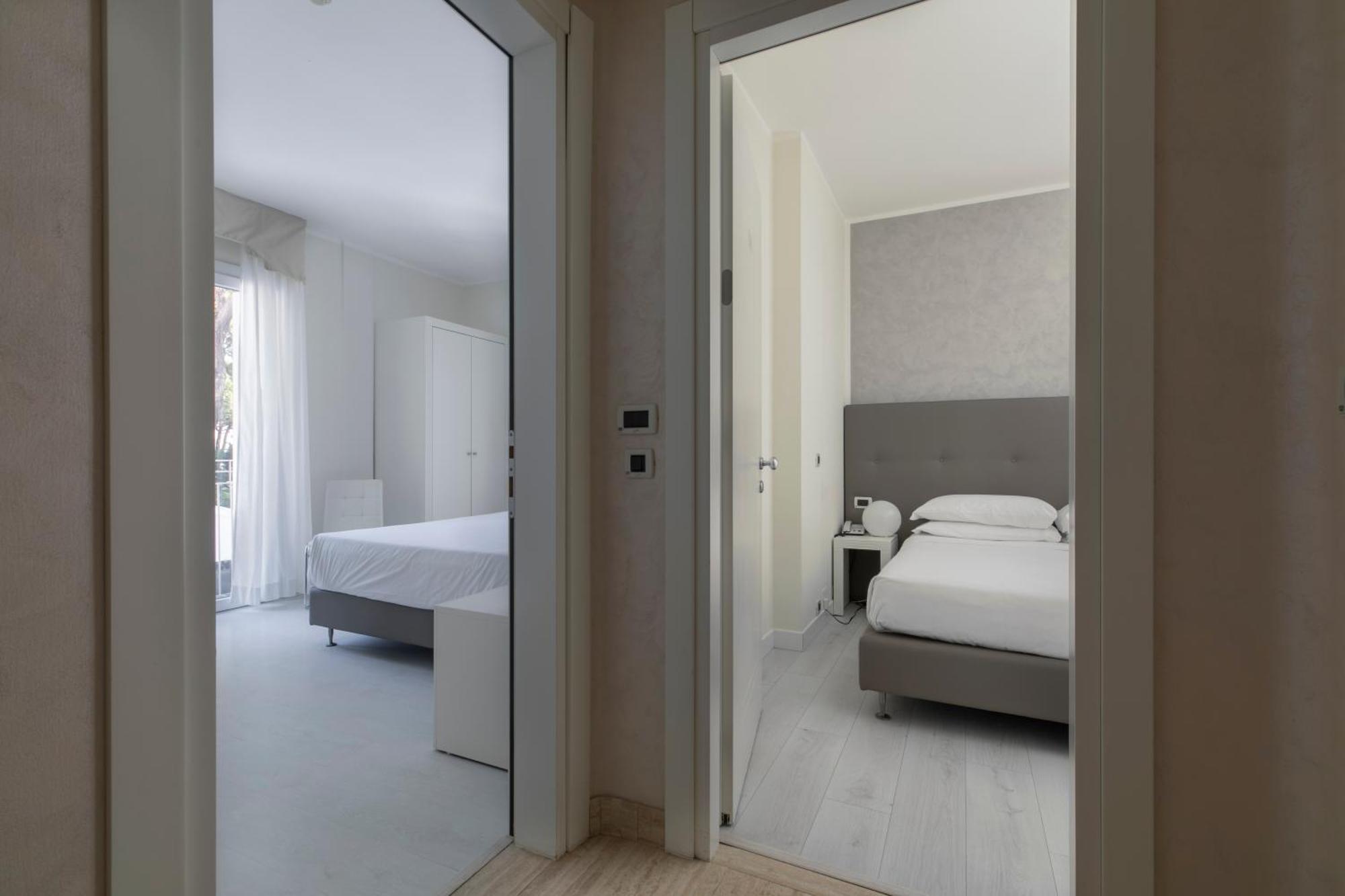 Two Connecting Rooms,1291508947:JPEG