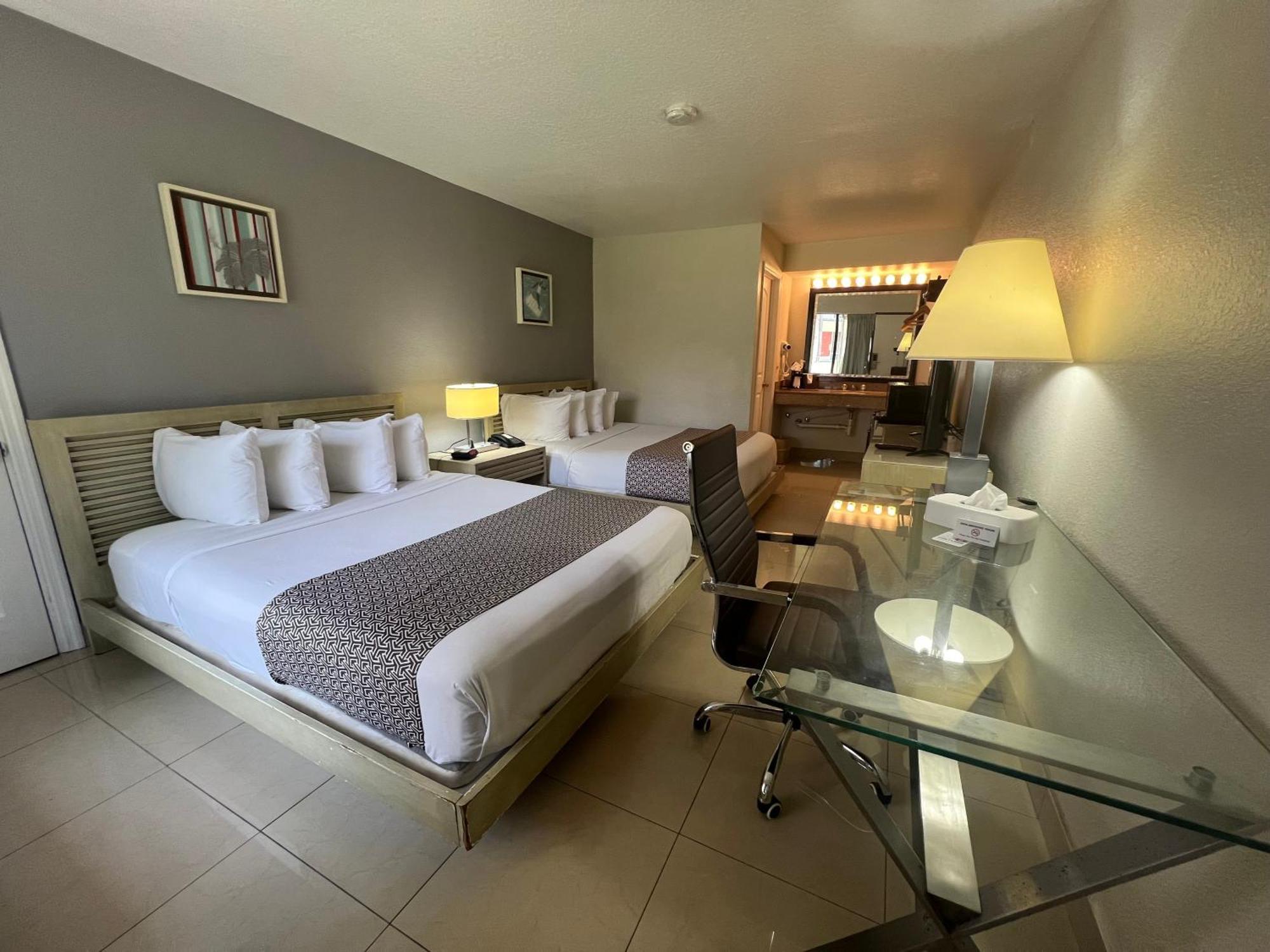 Deluxe Queen Room