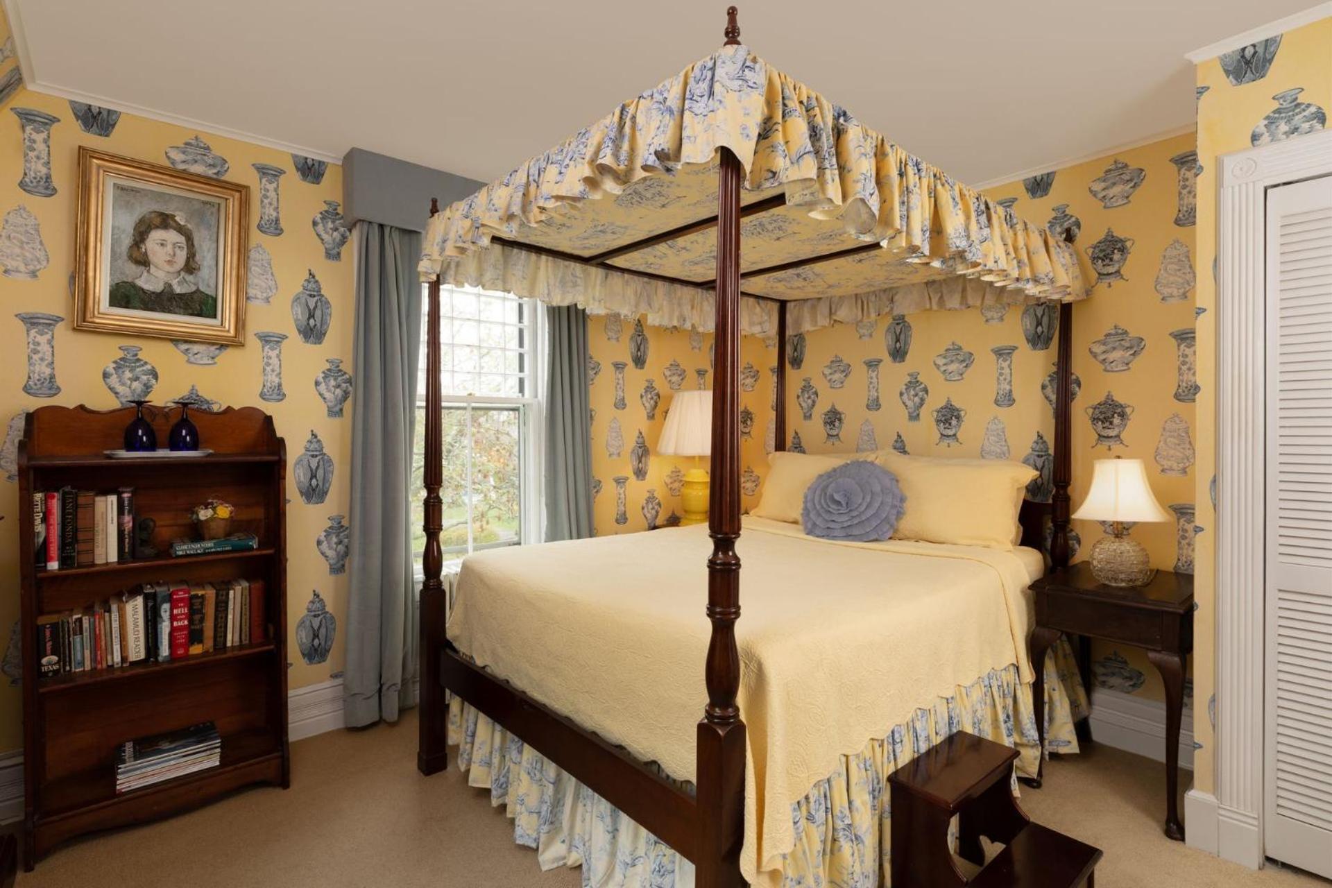 Queen Room Garden View