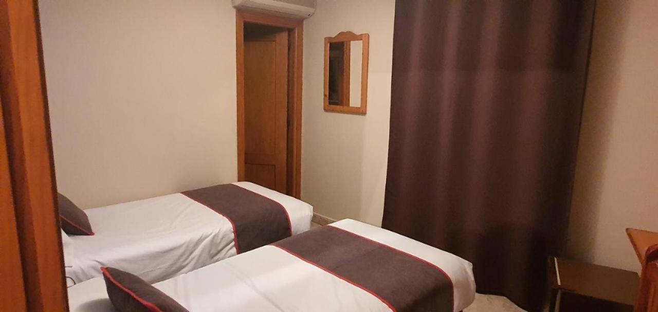 Twin Room,1590463738:JPEG