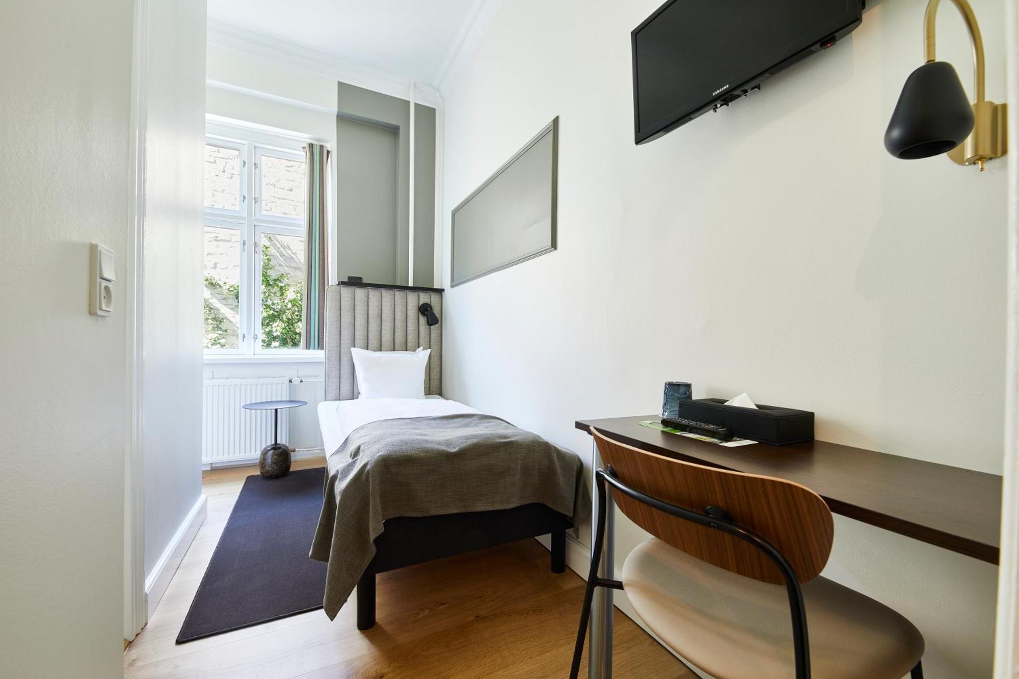 Small Single Room,1742613956:JPEG