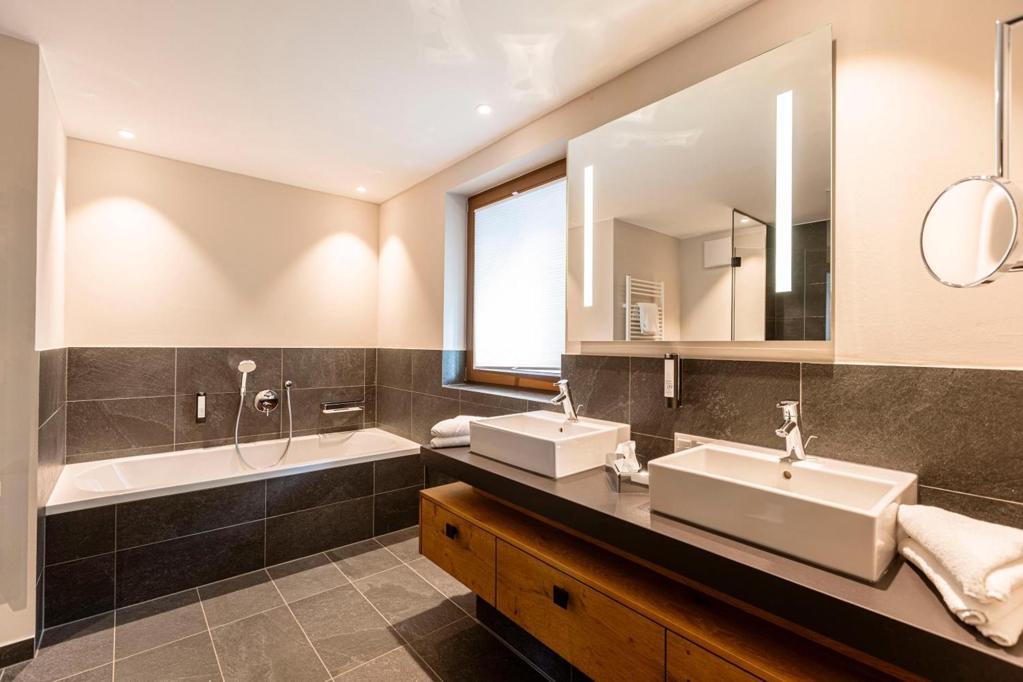 Three-Bedroom Premium Family Apartment Garden