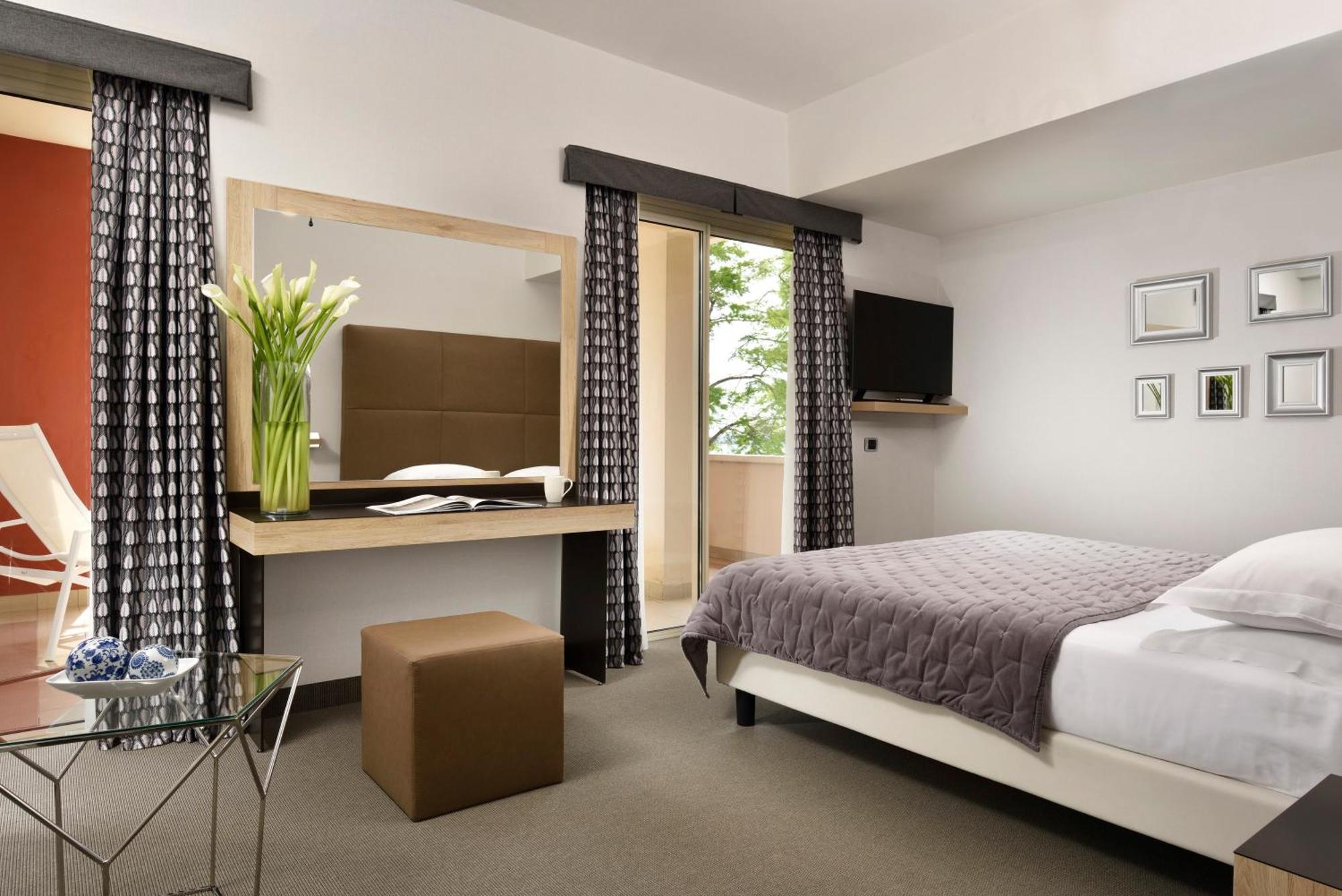 Junior Suite Pool View Spa access