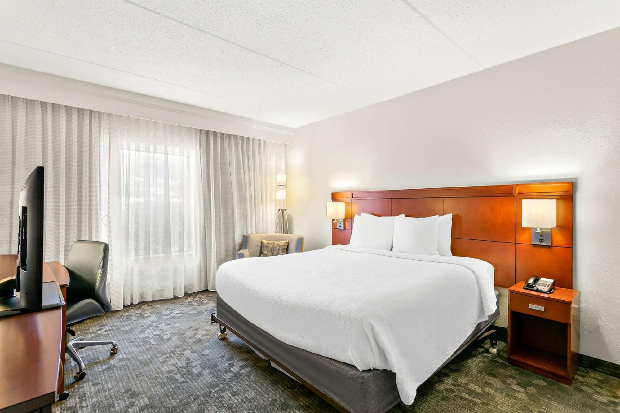 King Room Tub Mobility or Hearing Accessible,1591488717:JPEG