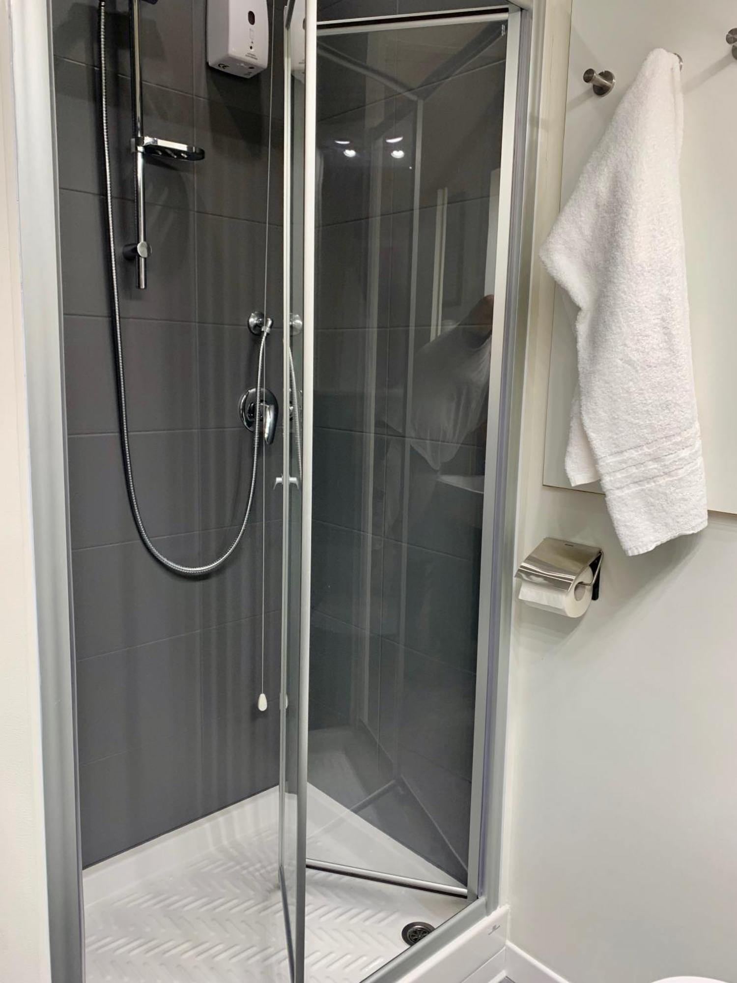Comfort Triple Room Shower