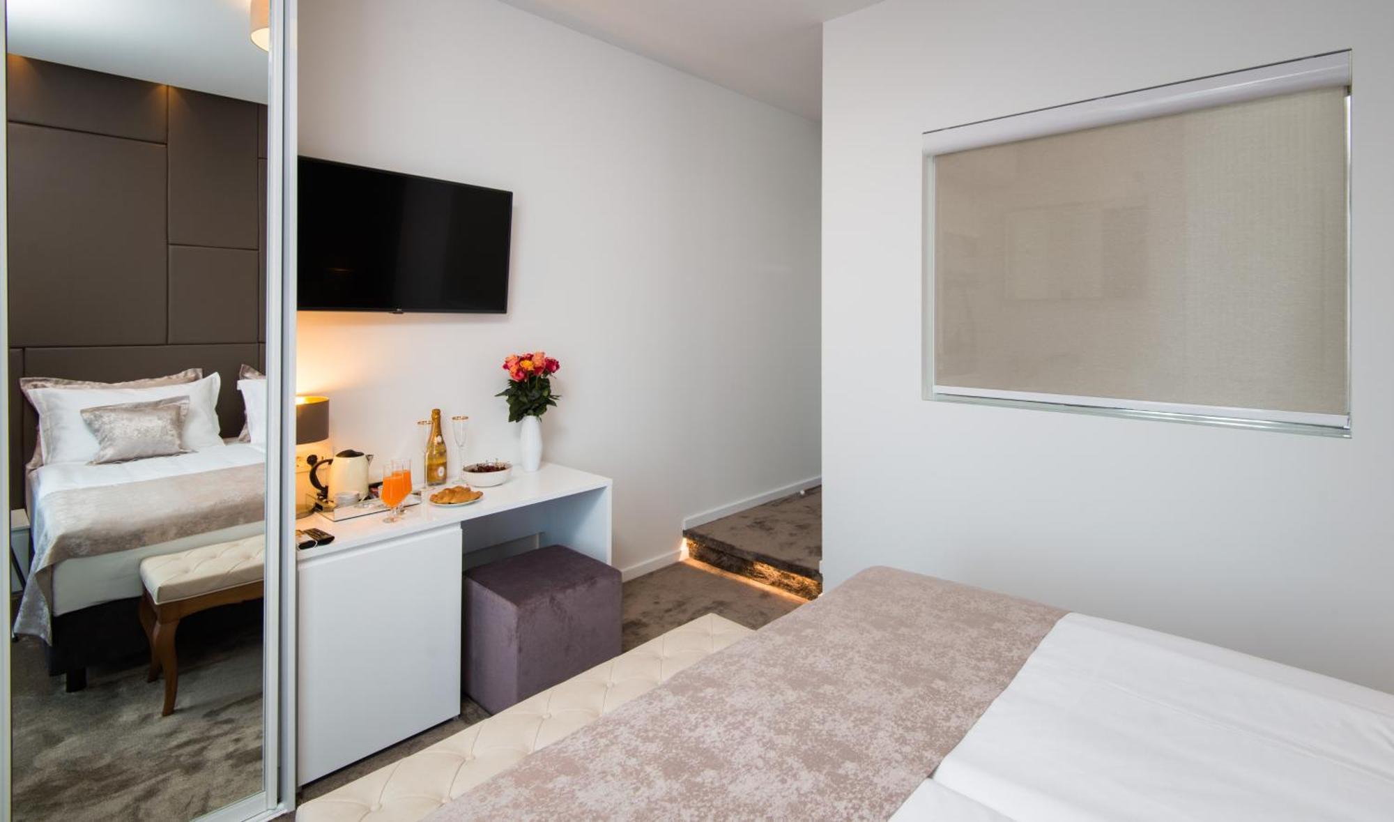Deluxe Double Room City View 4