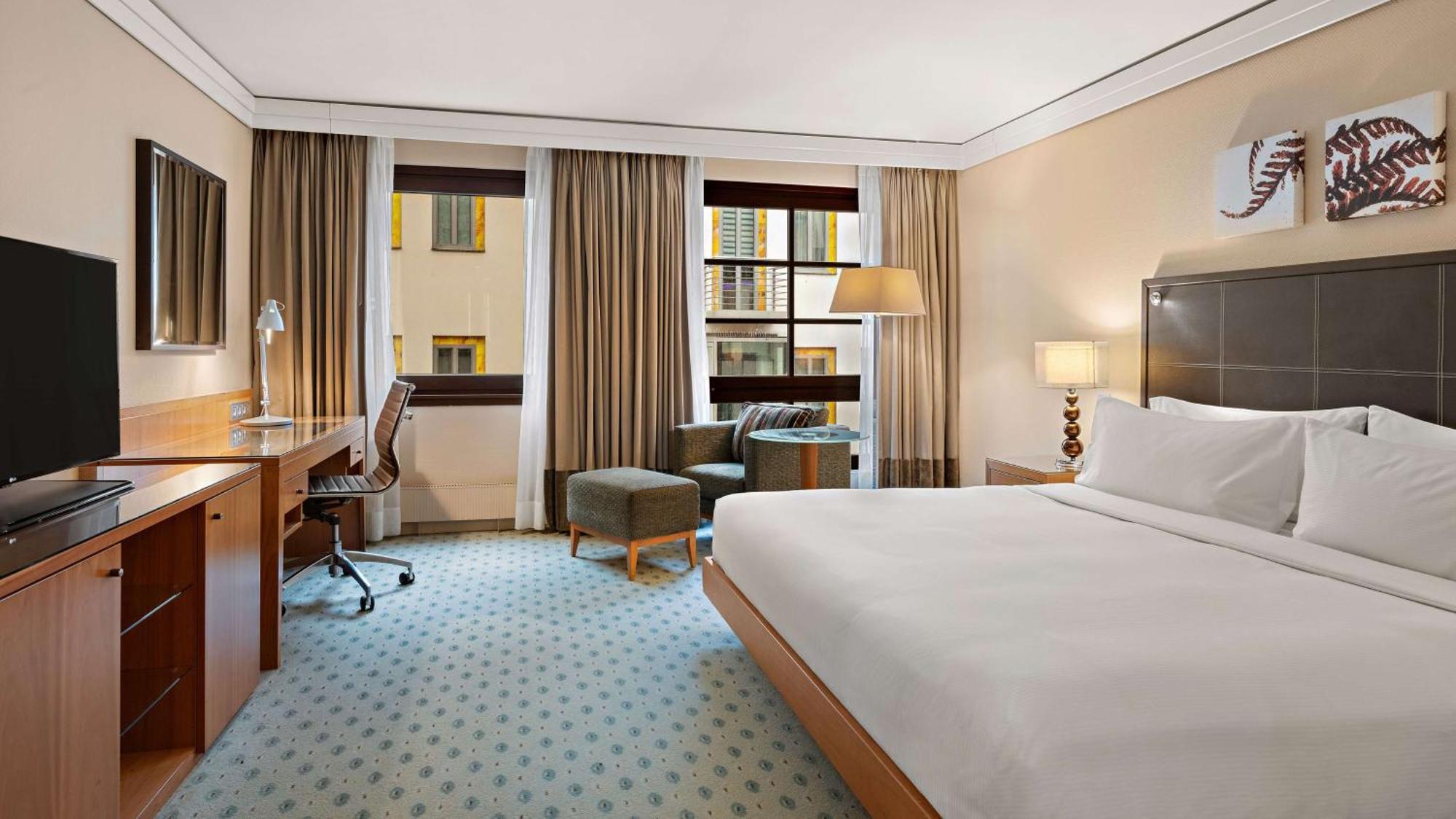 Queen Room,1592043703:JPEG