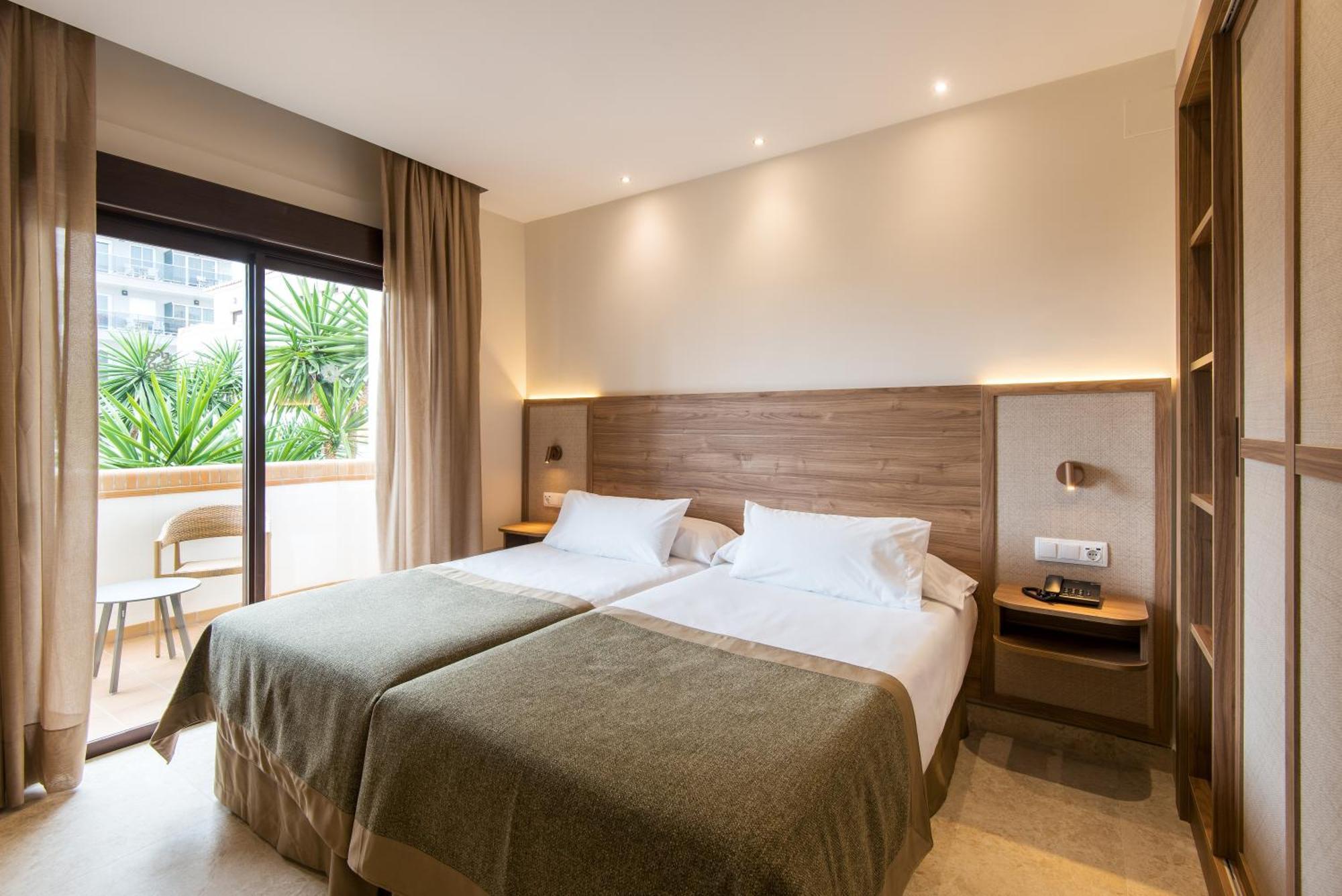 Double or Twin Room Side Sea view