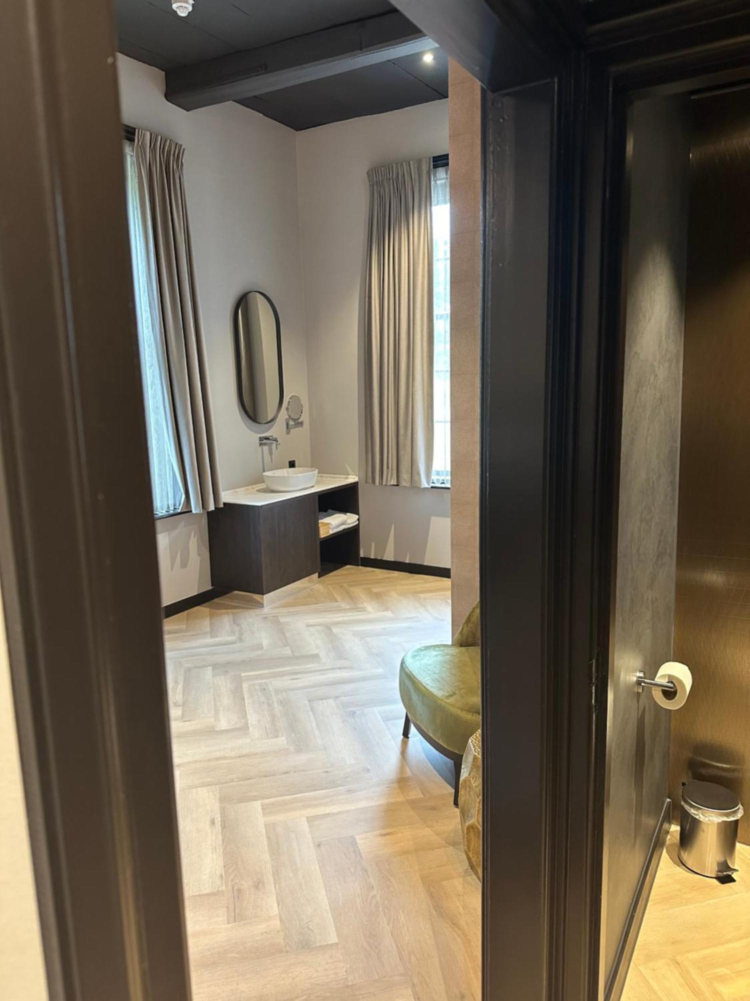 Deluxe Double Room Shower
