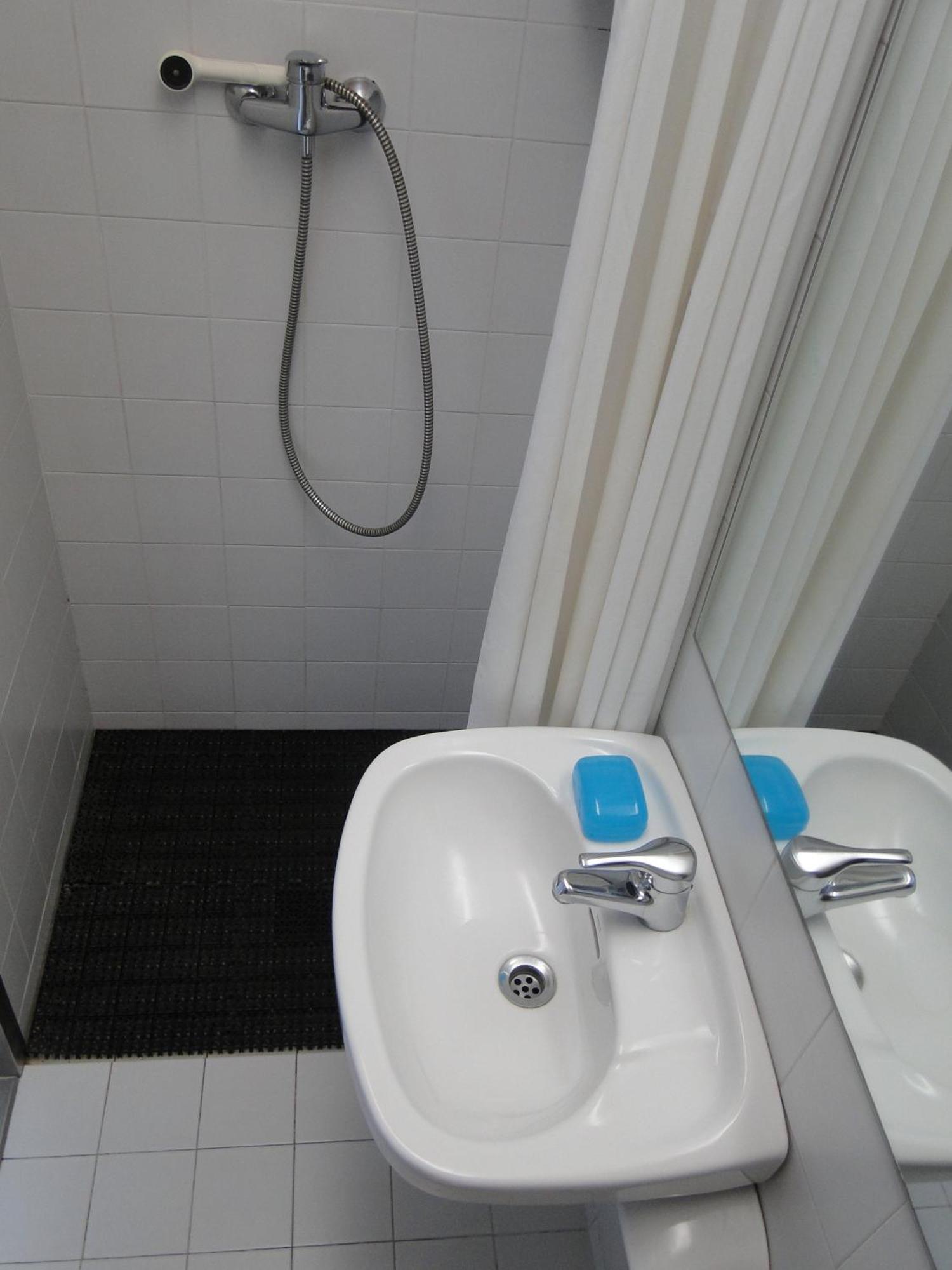 Single Room Bathroom,127011354:JPEG