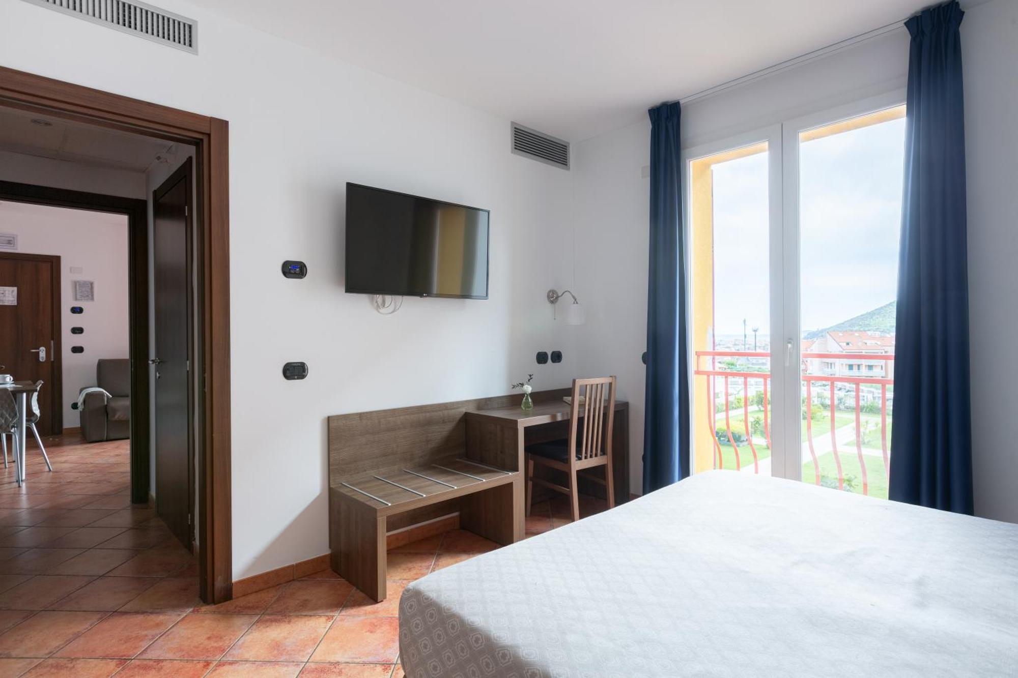 One-Bedroom Apartment with Balcony,1592071116:JPEG