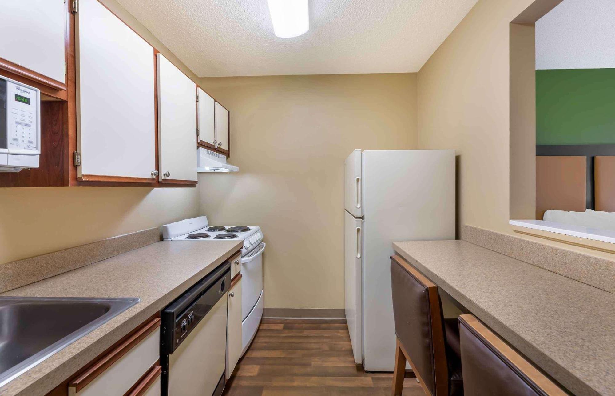 Deluxe Studio with Two Queen Beds - Non-Smoking