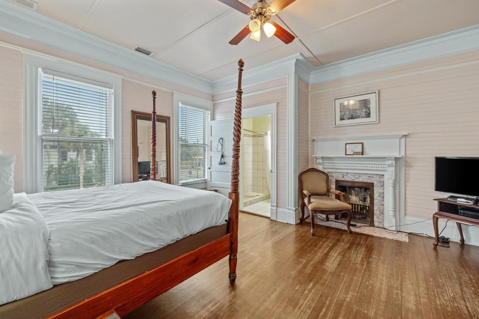 Queen Room Accessible or Nonsmoking