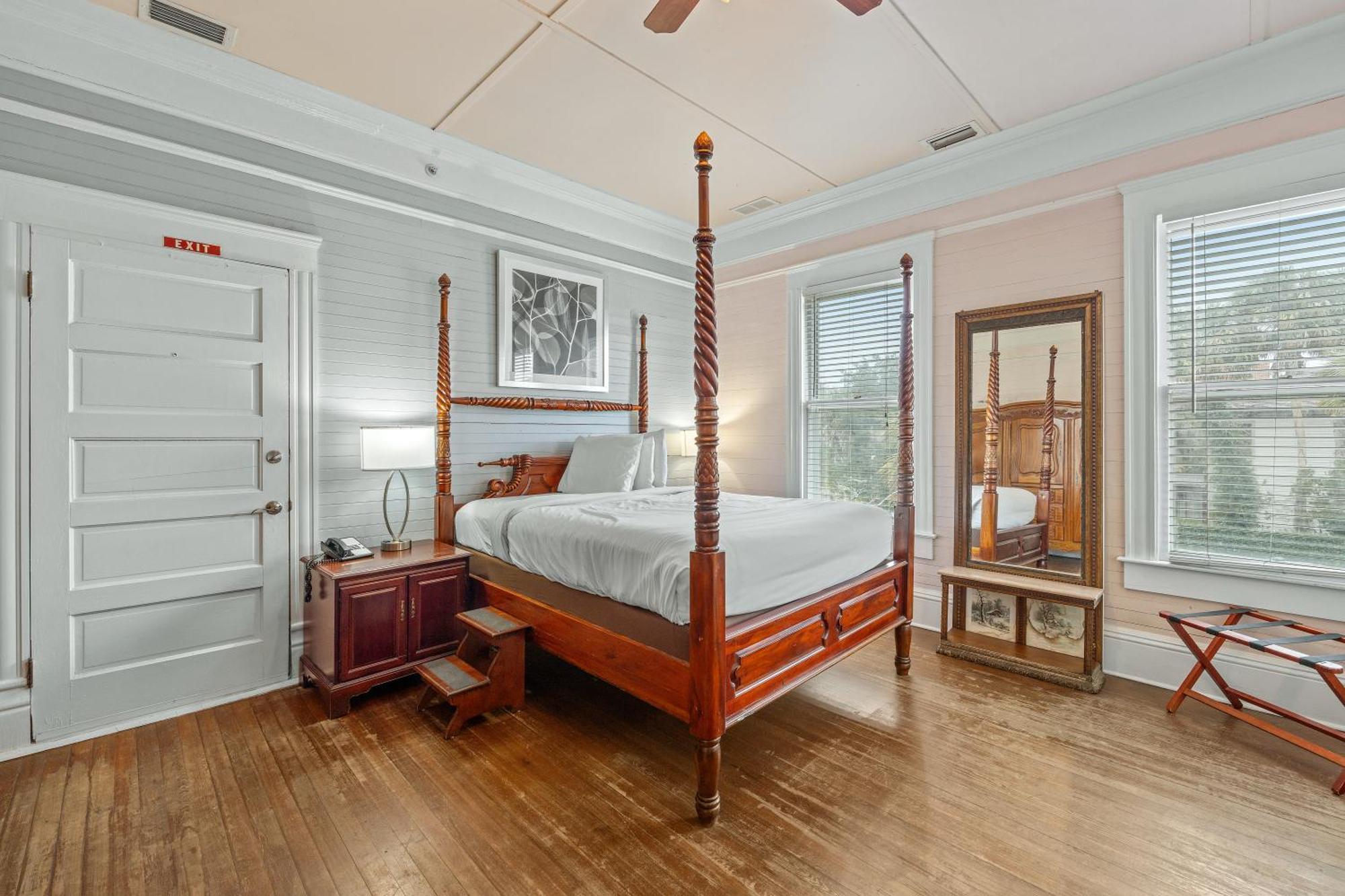 Queen Room Accessible or Nonsmoking