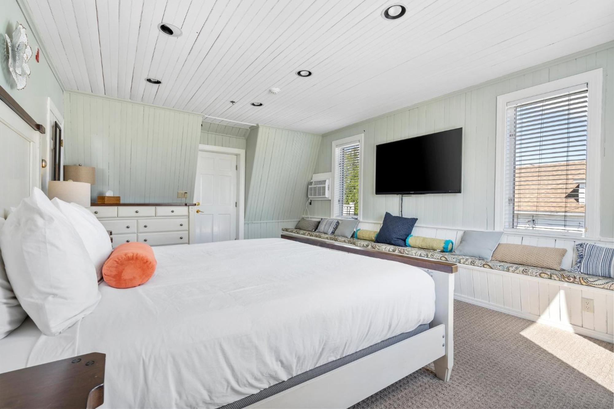 Carriage House King with Pullout