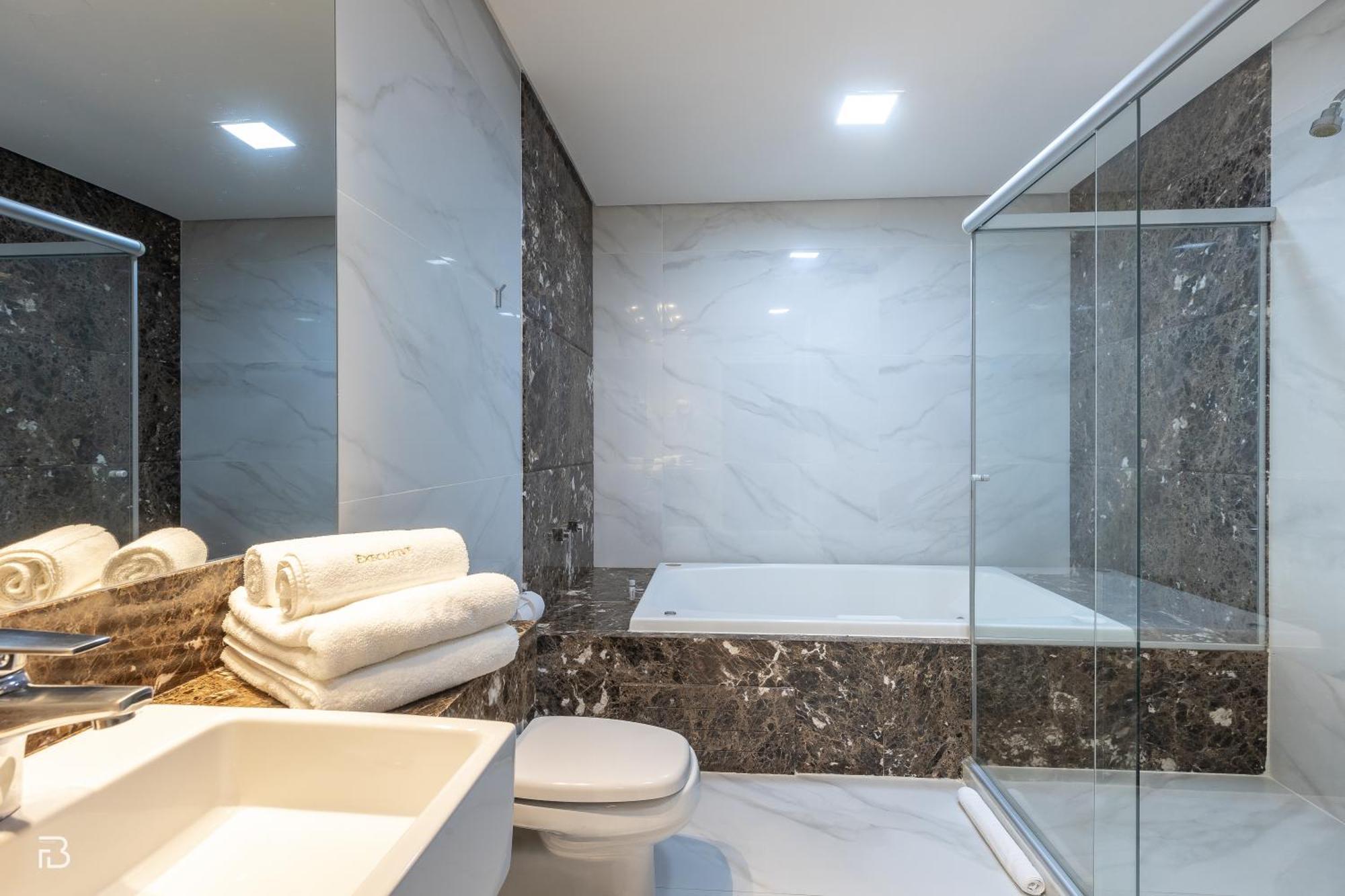 Deluxe Suite Spa Bath