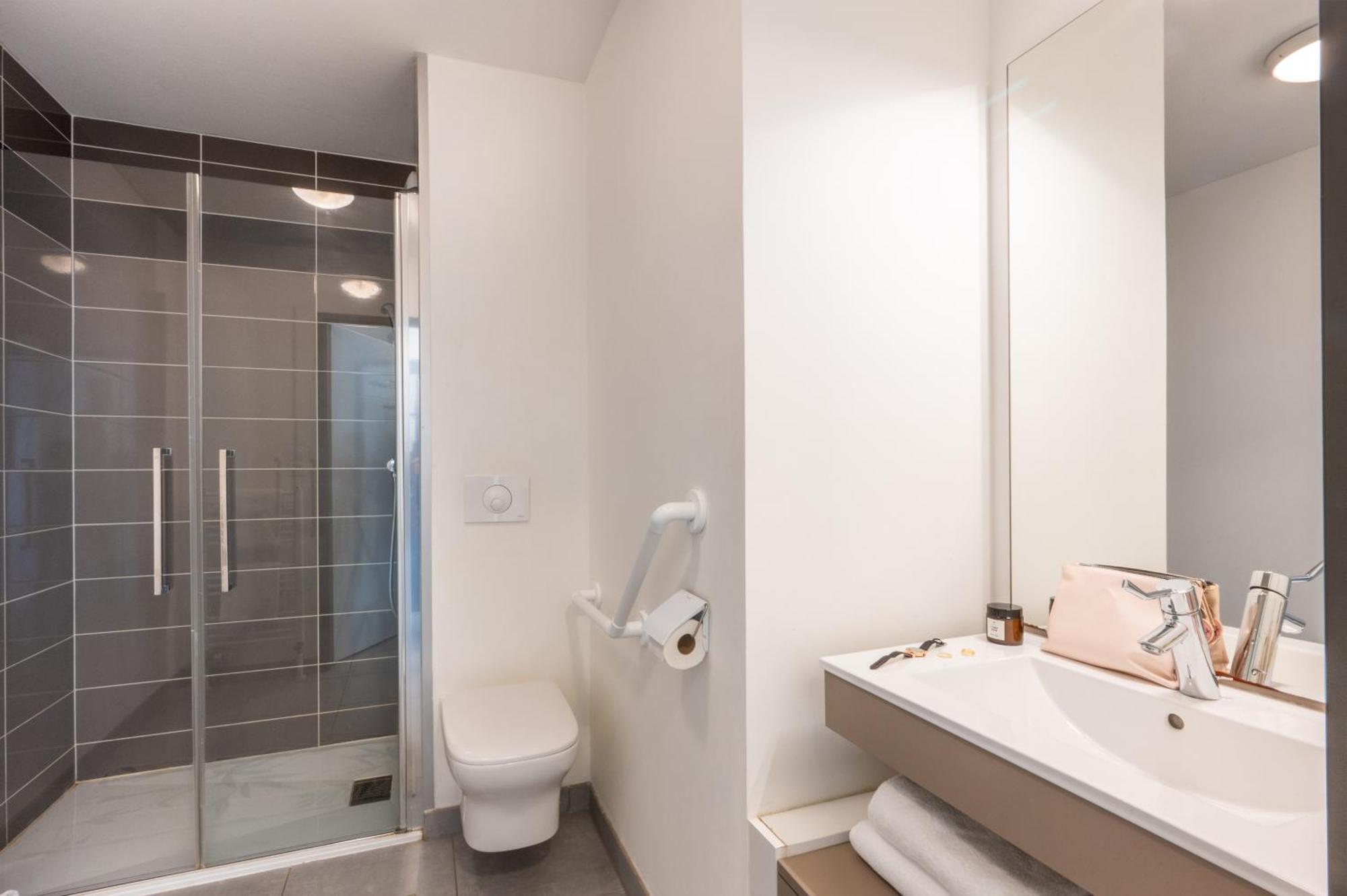 Twin Room,1592154441:JPEG
