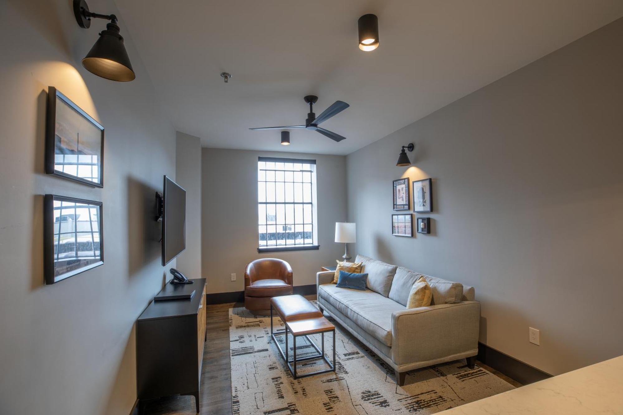 Deluxe Queen Suite
