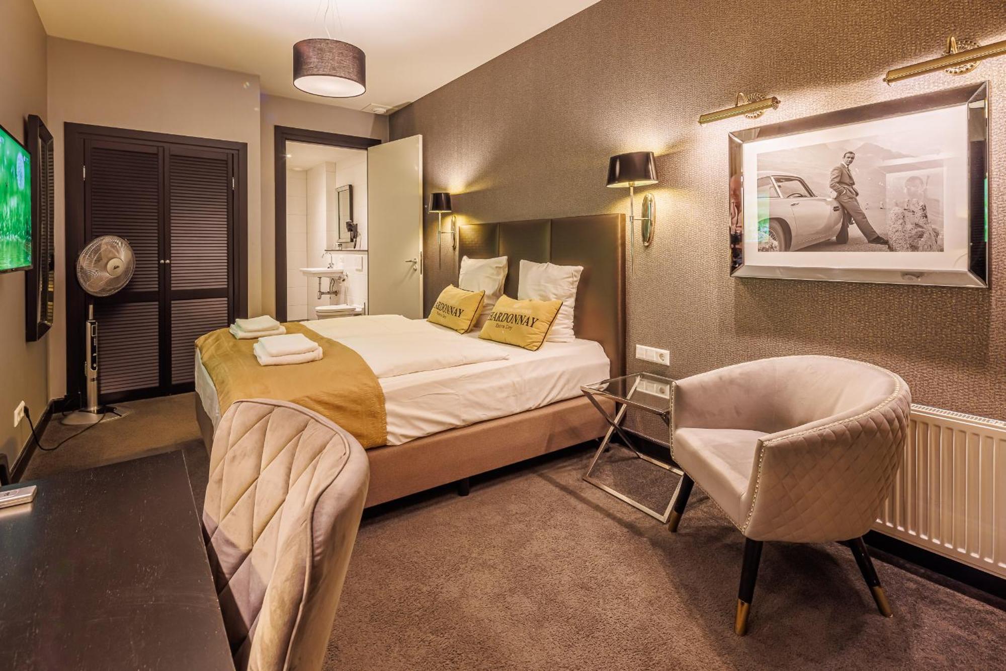 Inside Deluxe Room without daylight