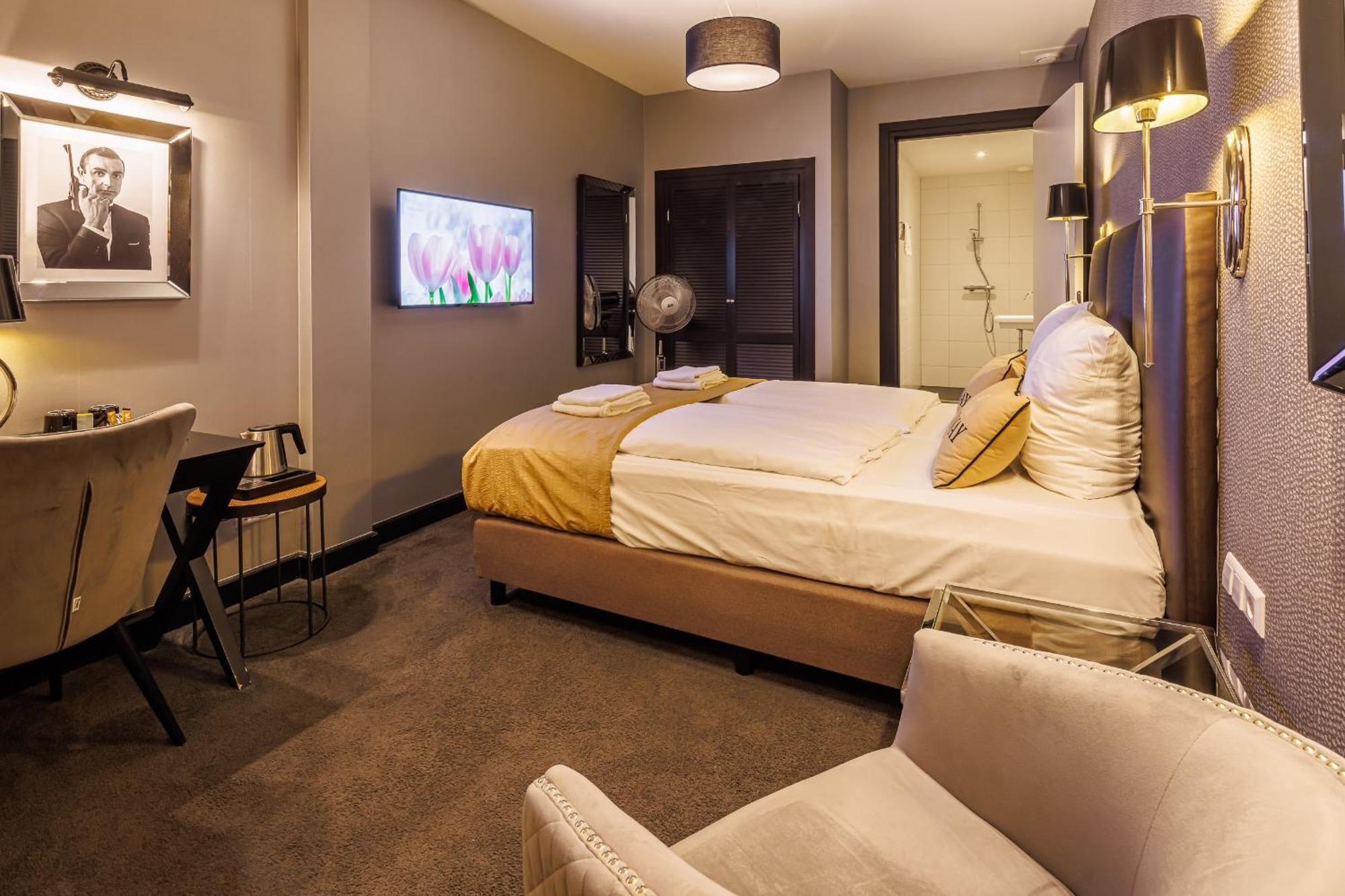 Inside Deluxe Room without daylight
