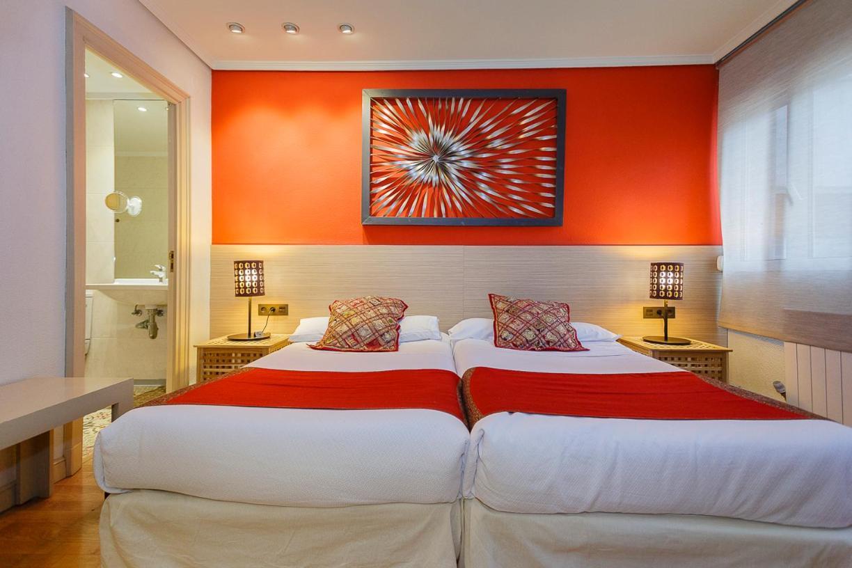 Twin Room,1592934446:JPEG