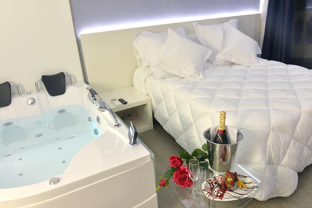 Deluxe Double Room with a Hot Tub,161075550:JPEG