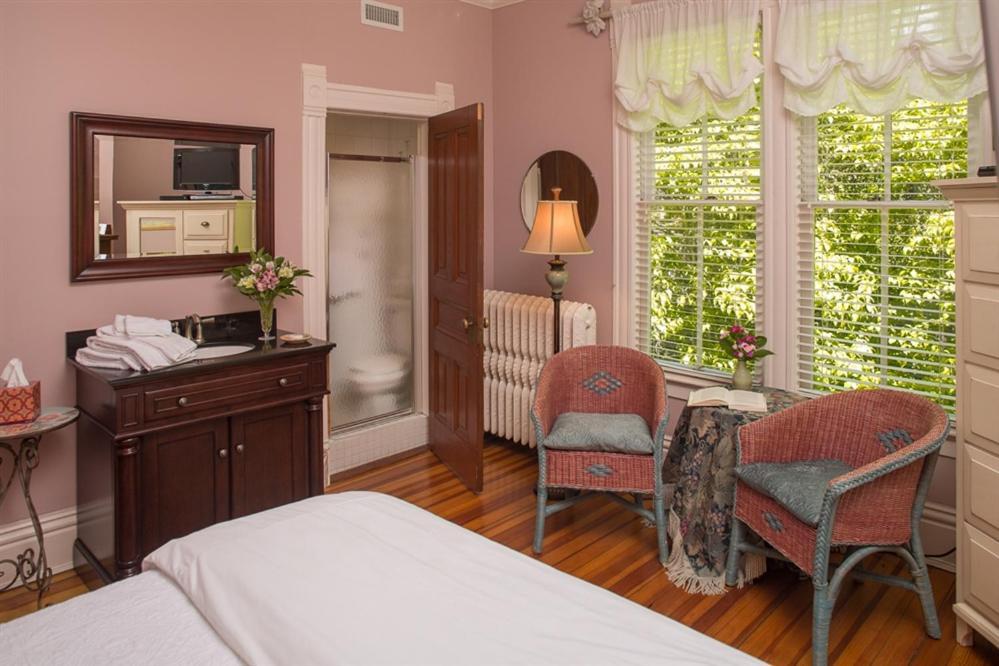 Double Room Private Bathroom
